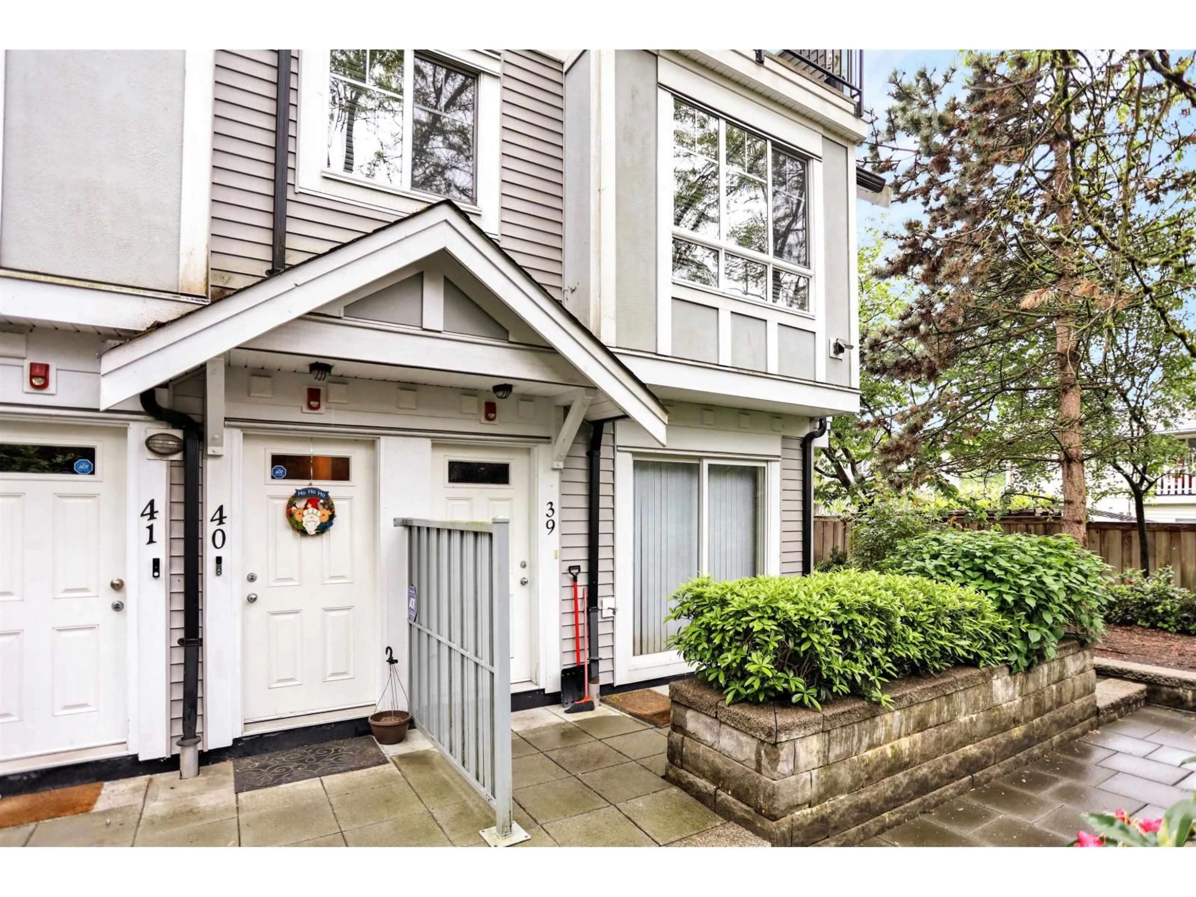 Indoor entryway for 40 - 13239 OLD YALE ROAD, Surrey British Columbia V3T3C5