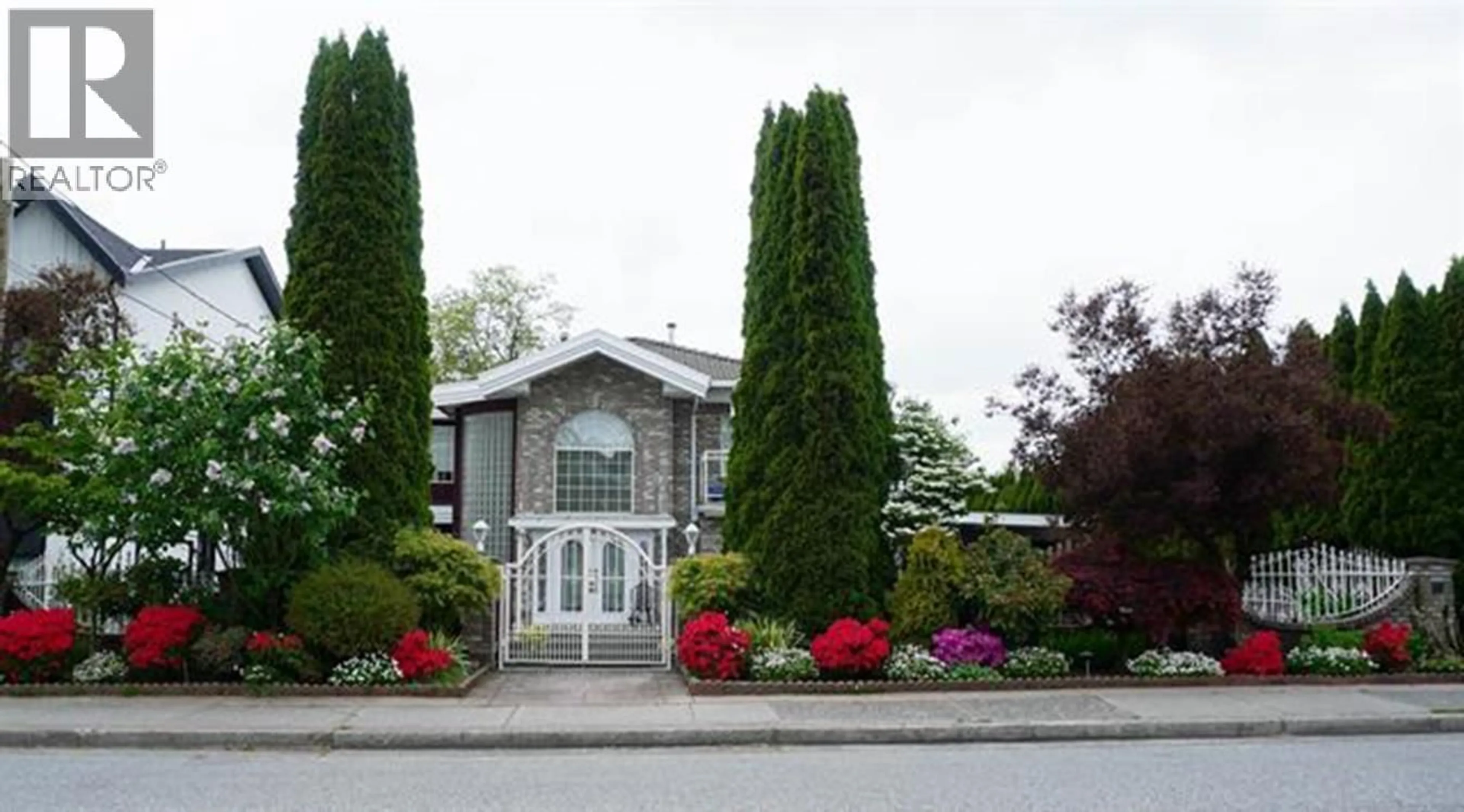 Patio, street for 8675 ARMSTRONG AVENUE, Burnaby British Columbia V3N2H4