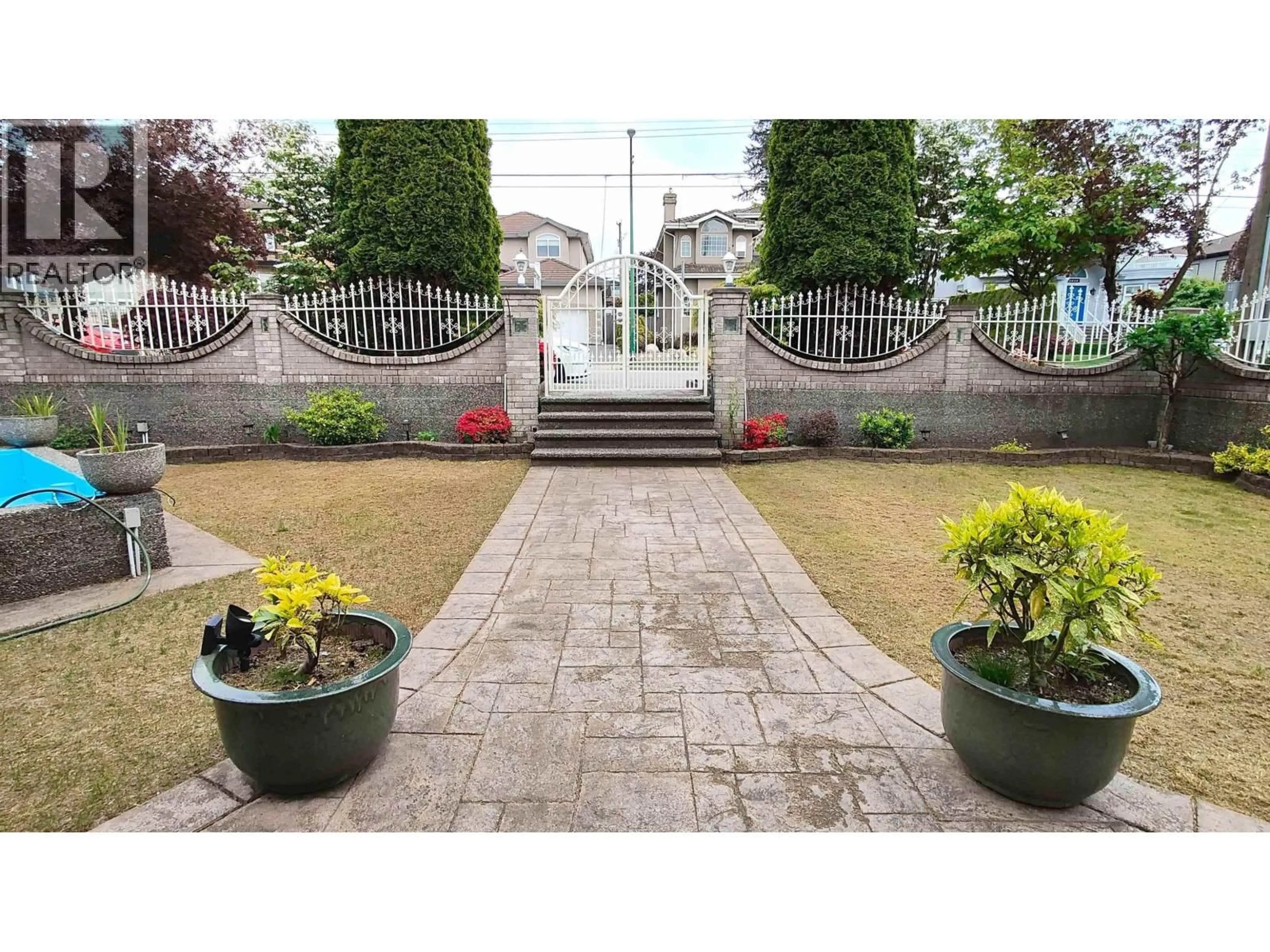 Patio, street for 8675 ARMSTRONG AVENUE, Burnaby British Columbia V3N2H4