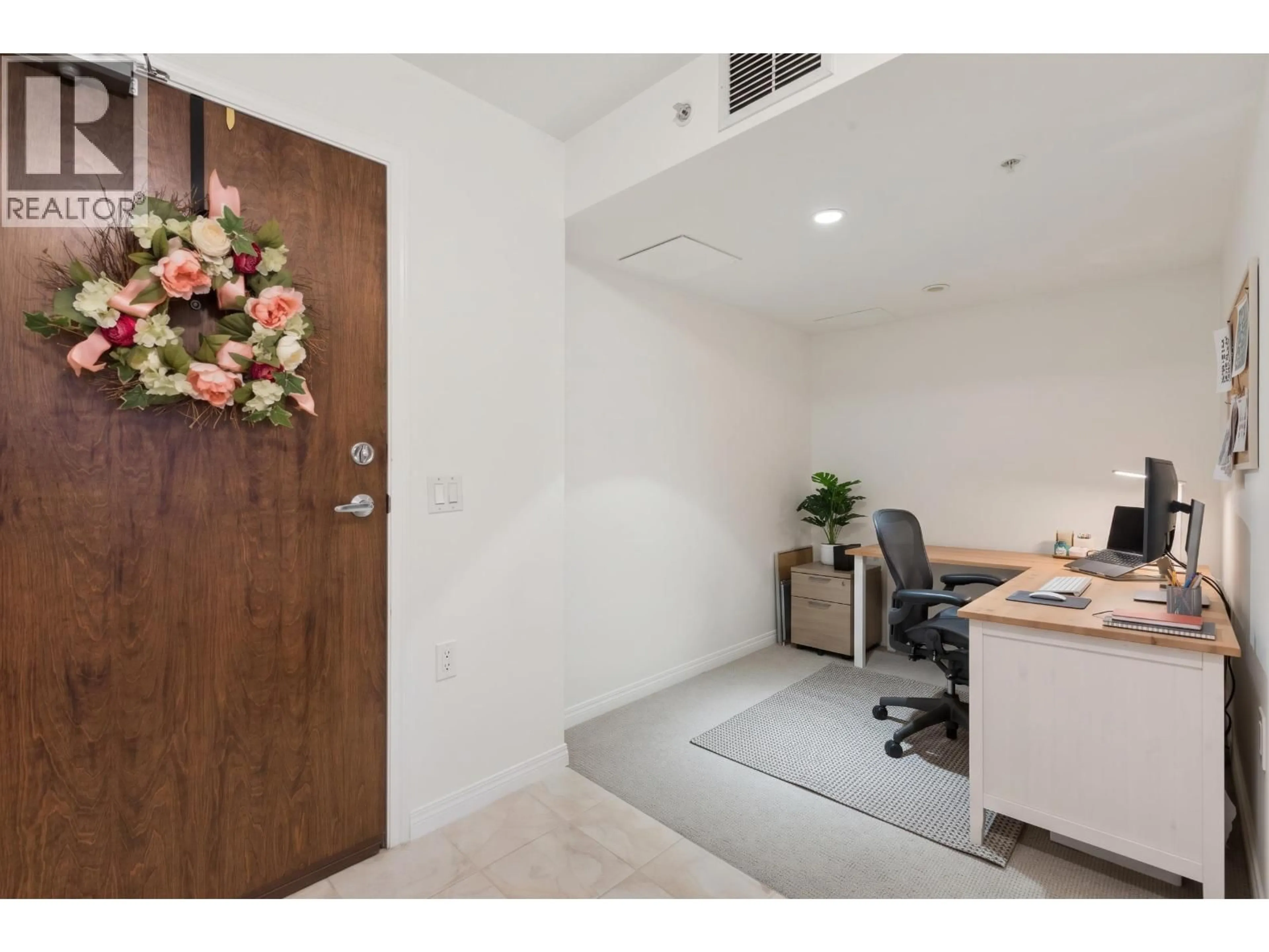 Indoor foyer for 607 - 188 ESPLANADE, North Vancouver British Columbia V7L4Y1