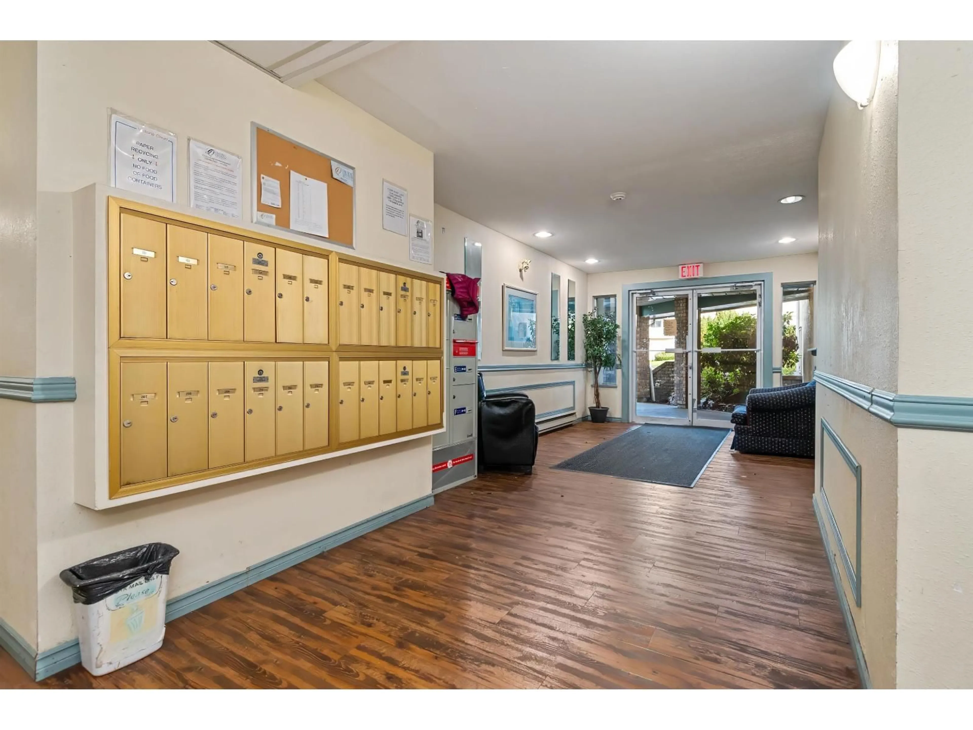 Indoor foyer for 209 - 2567 VICTORIA STREET, Abbotsford British Columbia V2T2T4