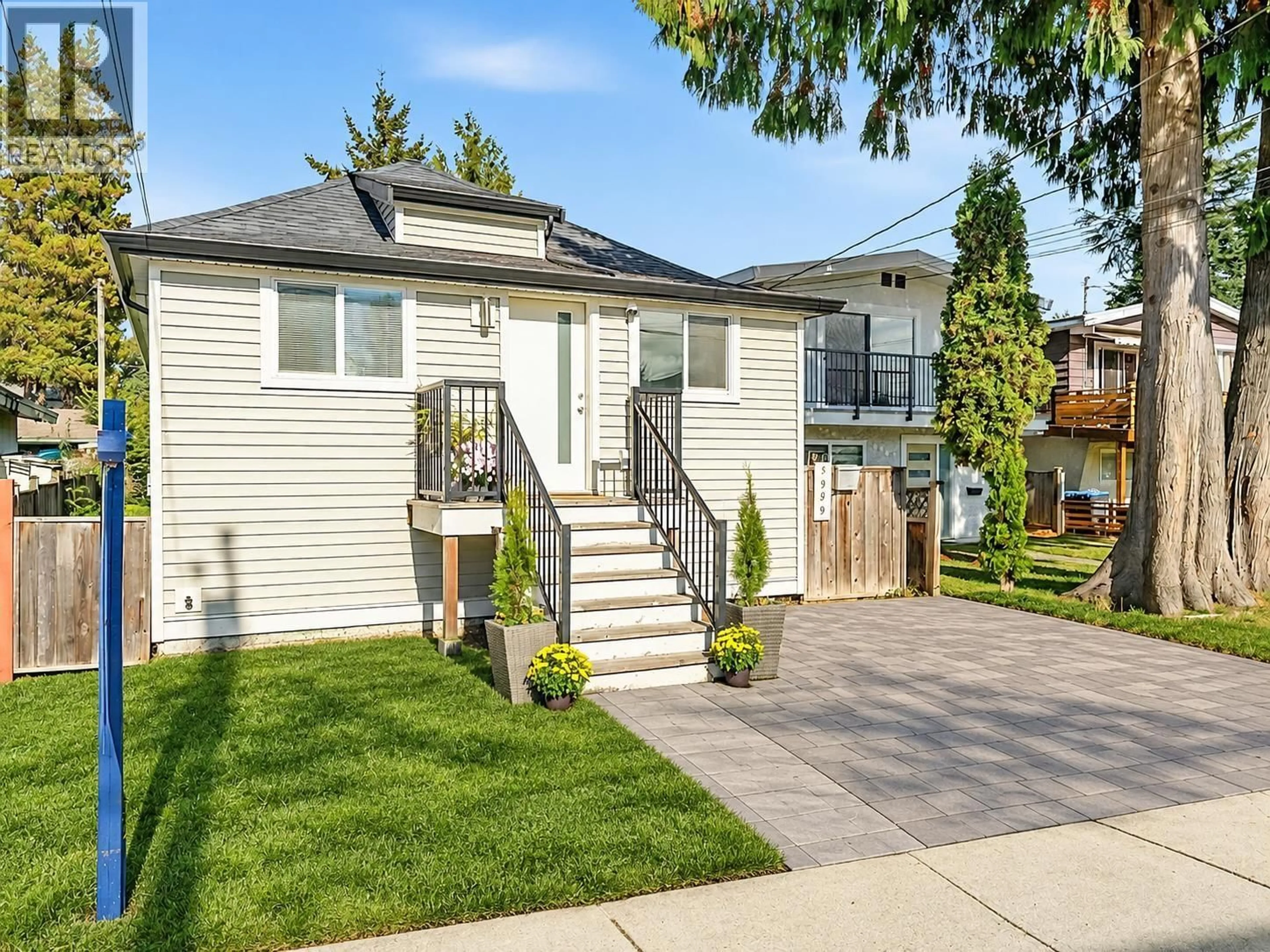Home with vinyl exterior material, street for 1959 MANNING AVENUE, Port Coquitlam British Columbia V3B1L3