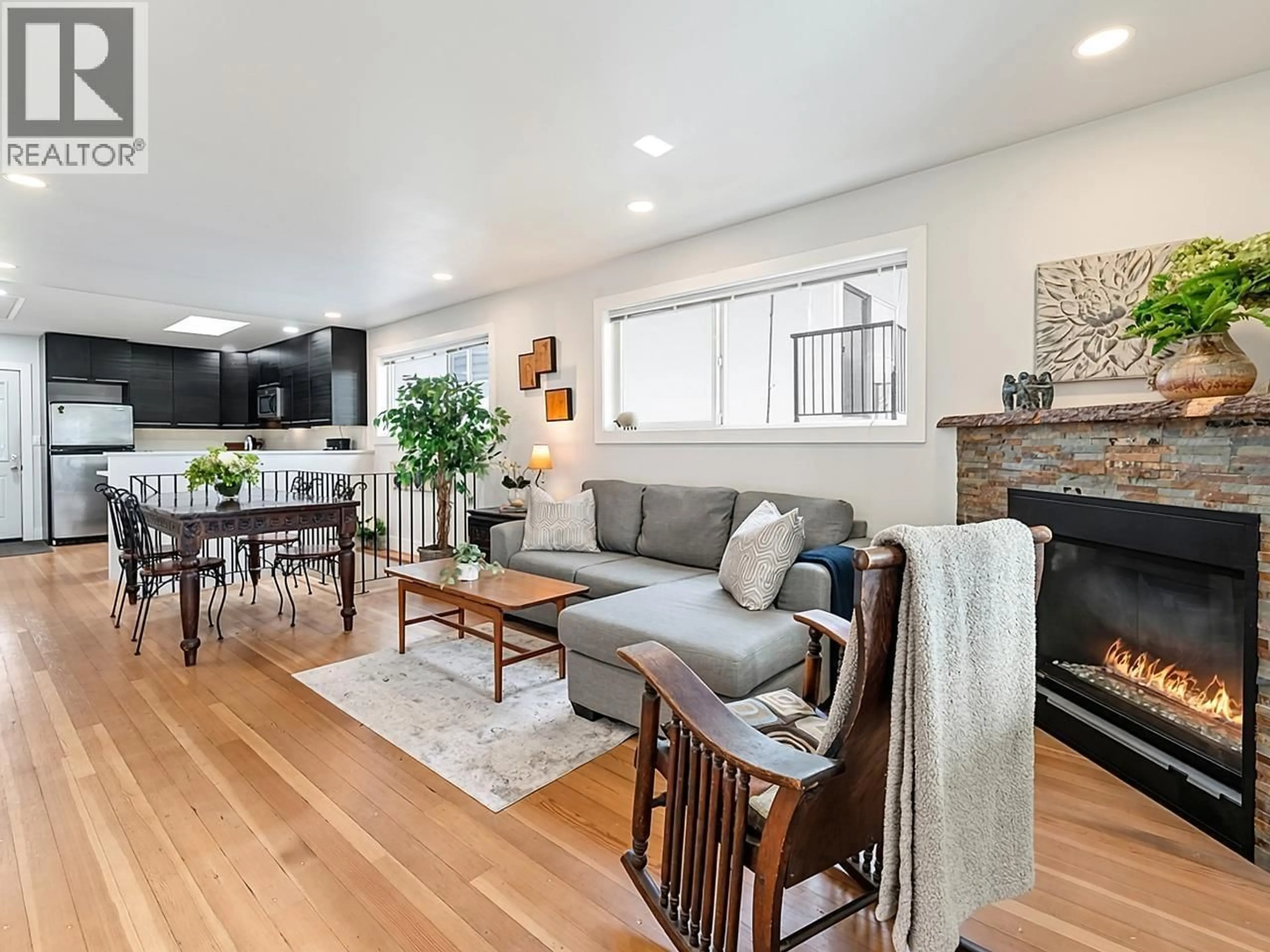 Living room with furniture, wood/laminate floor for 1959 MANNING AVENUE, Port Coquitlam British Columbia V3B1L3