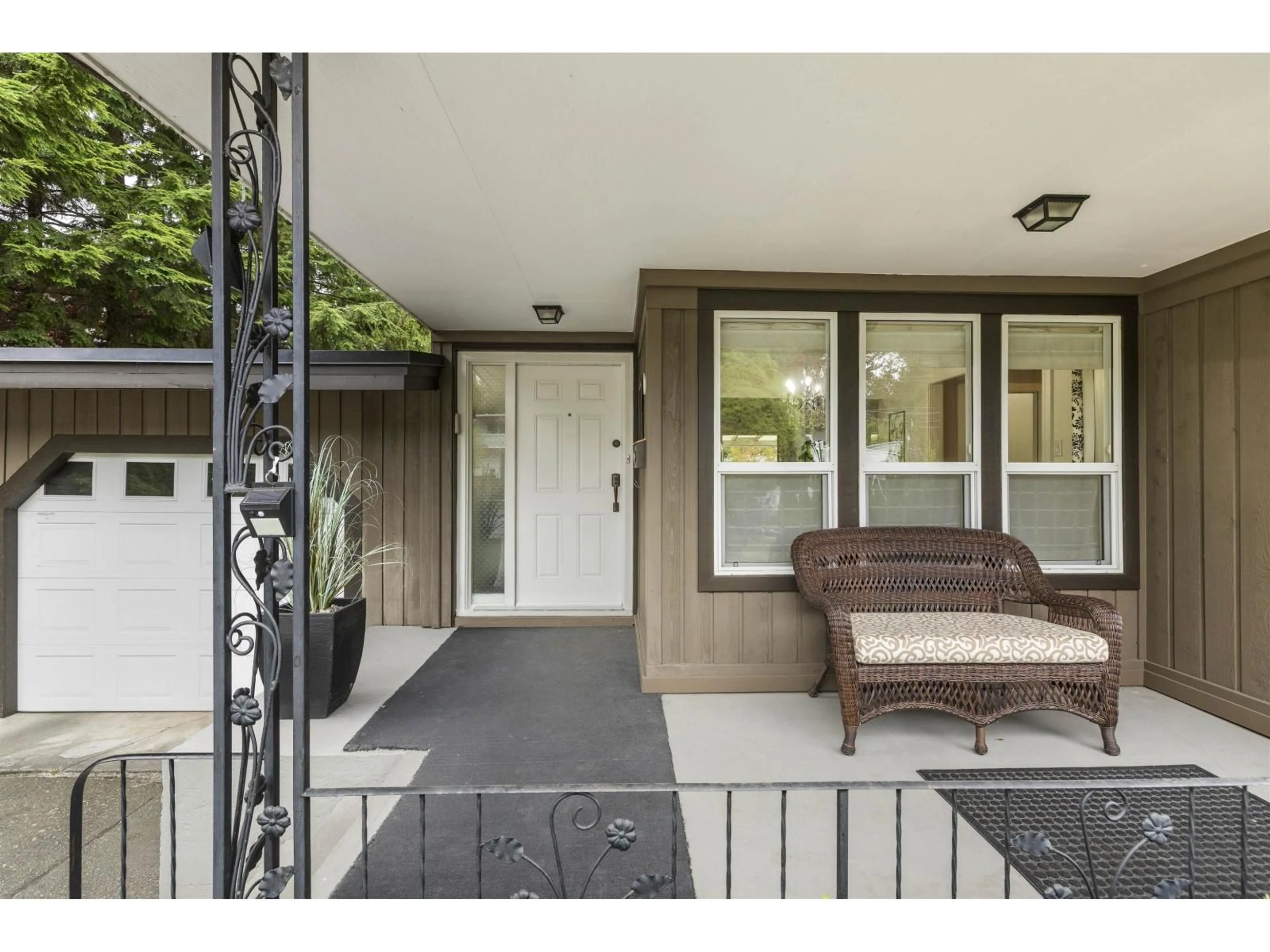 Indoor entryway for 2509 ALDERVIEW STREET, Abbotsford British Columbia V3S8J9