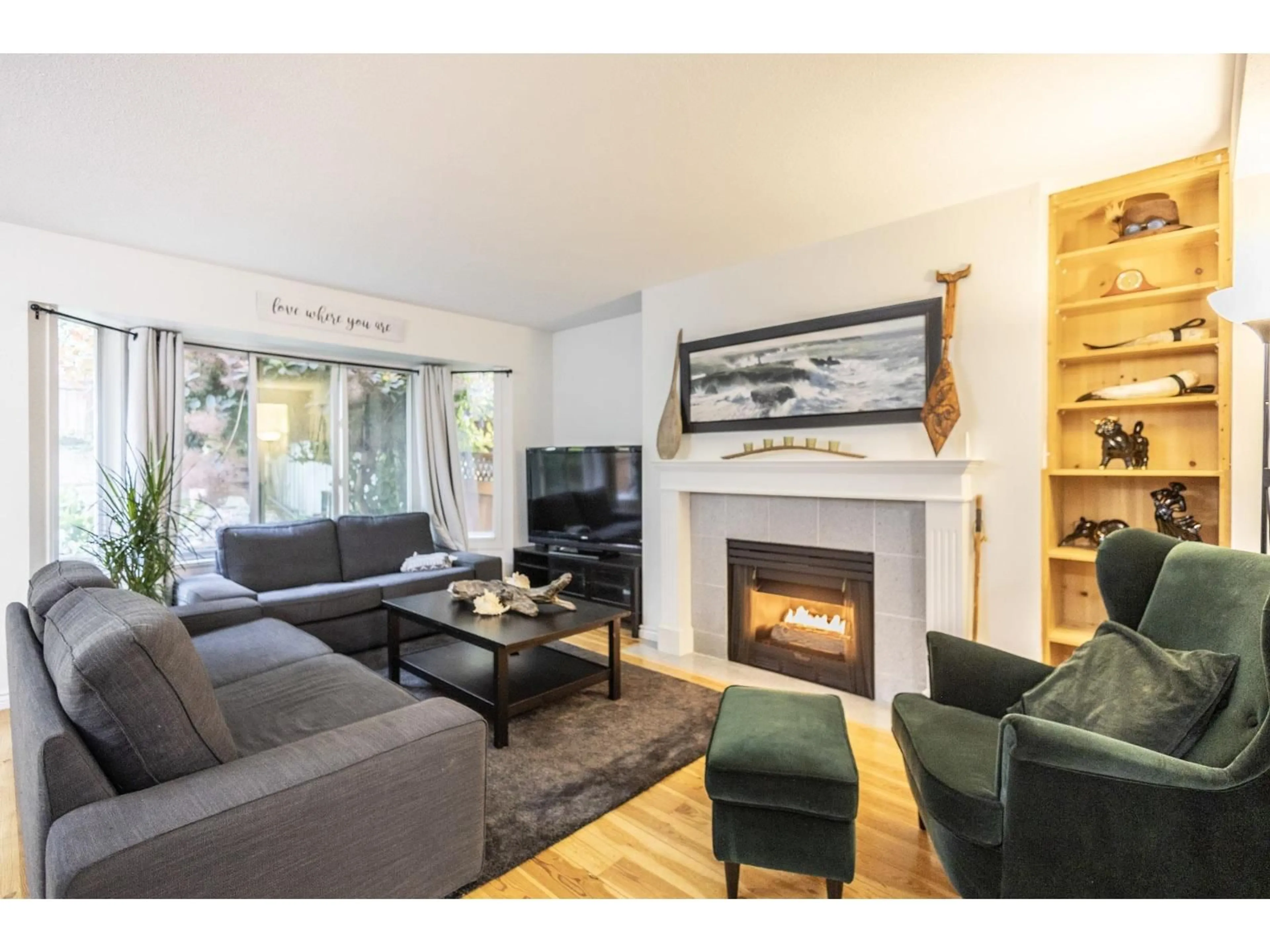 Living room with furniture, wood/laminate floor for 19 - 8863 216 STREET, Langley British Columbia V1M2G9