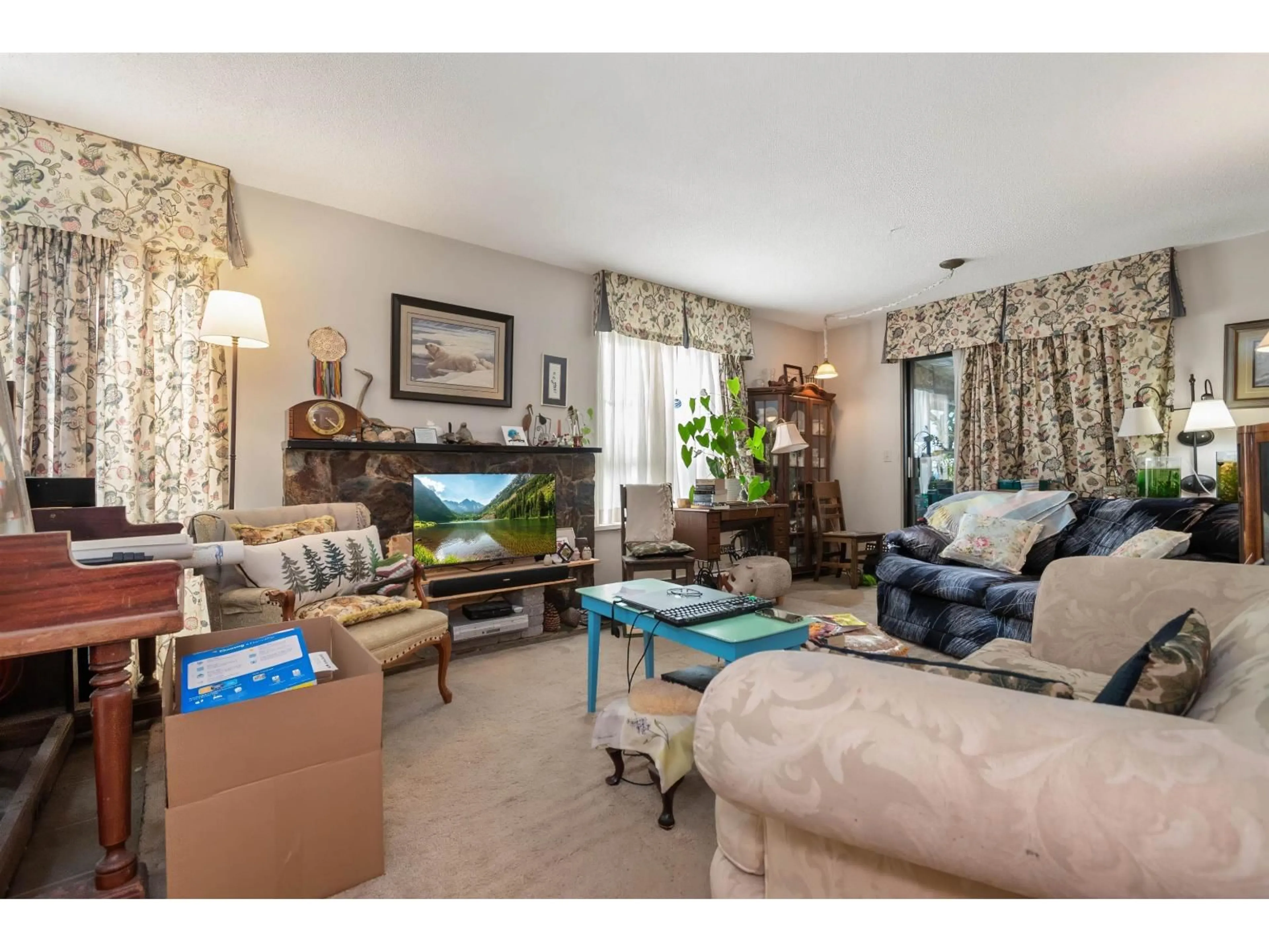 Living room with furniture, unknown for 6001 194A STREET, Surrey British Columbia V3S7L2