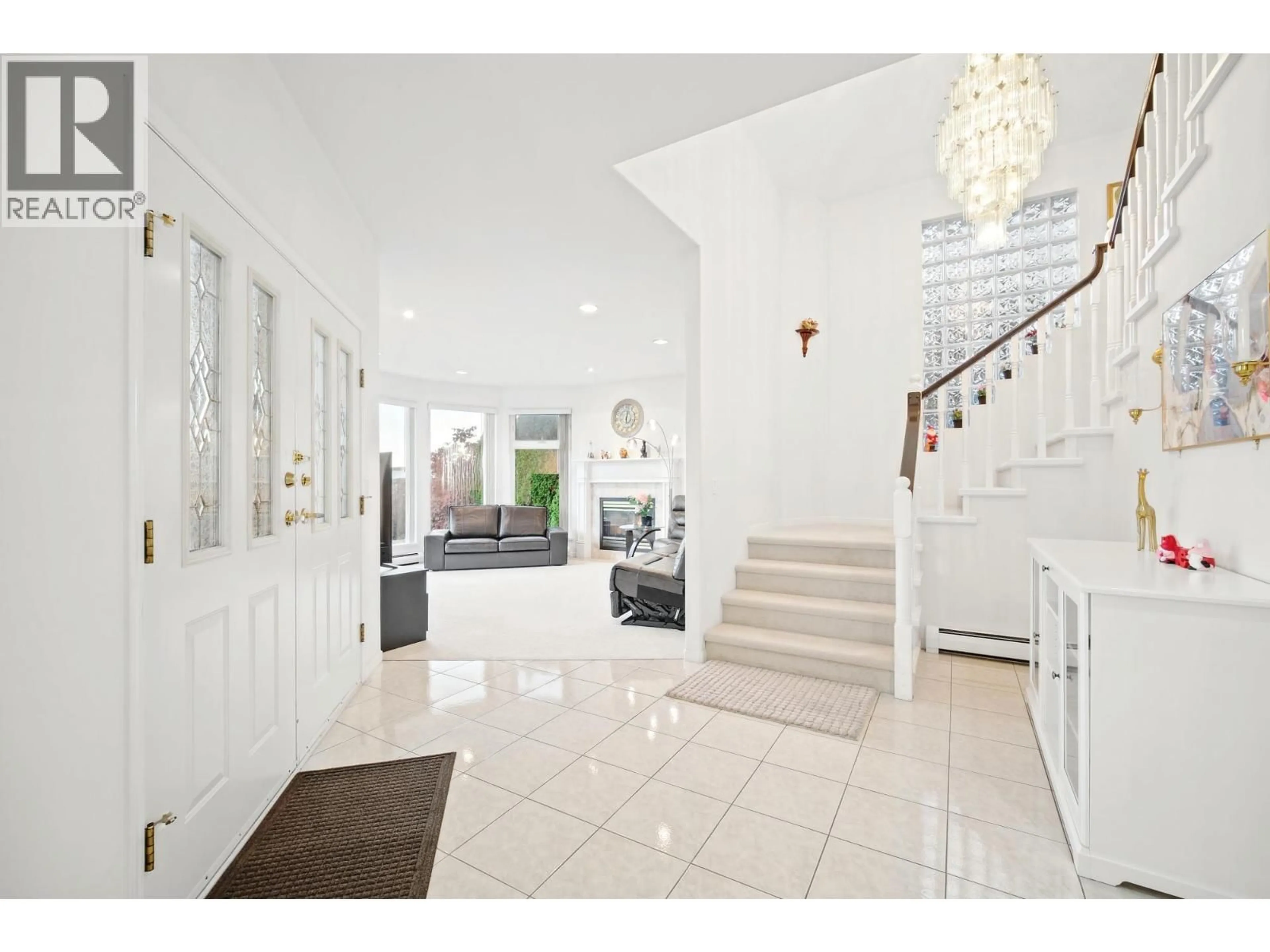 Indoor foyer for 2260 SICAMOUS AVENUE, Coquitlam British Columbia V3K6R9