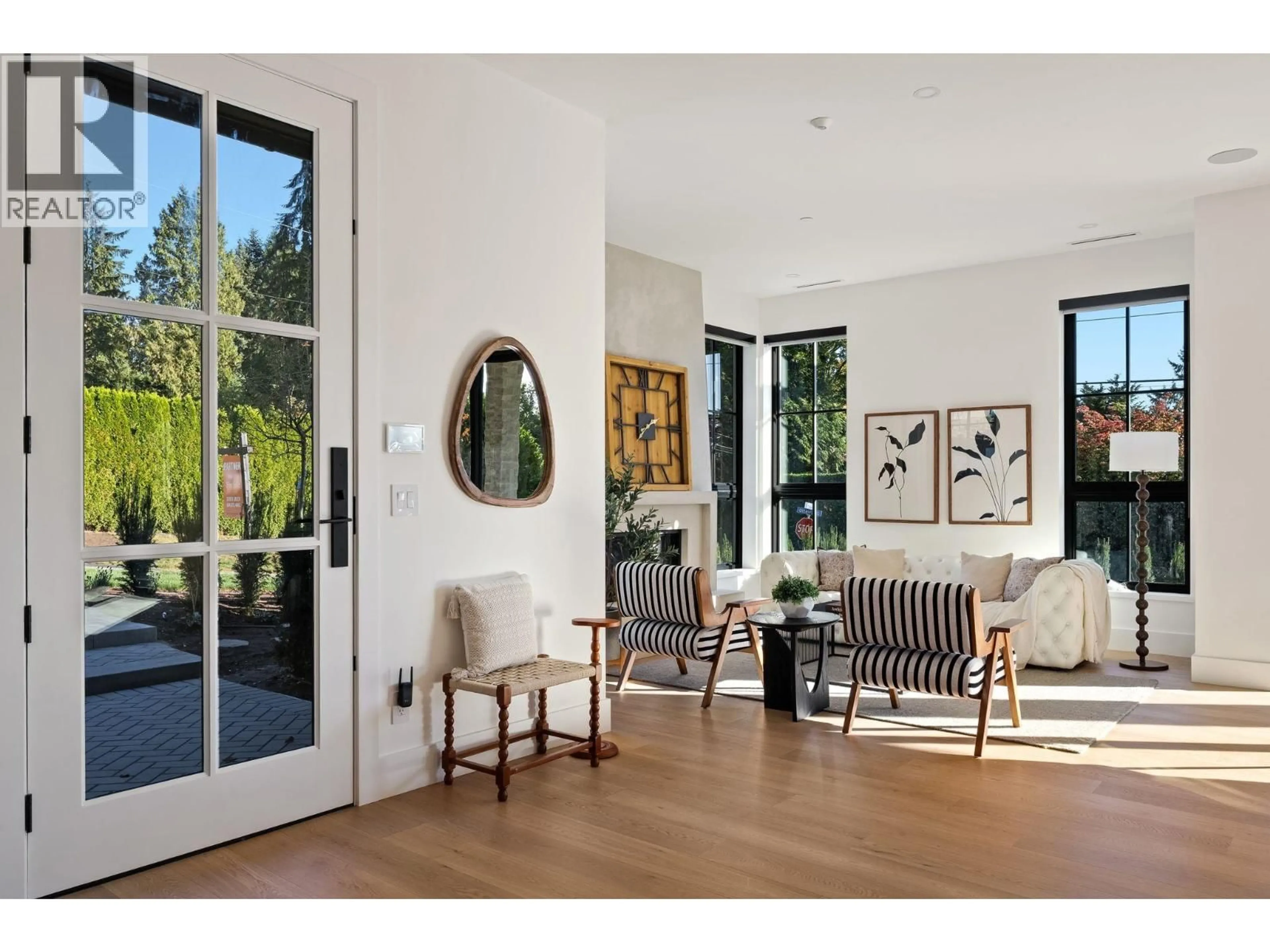 Indoor entryway for 1709 OTTAWA AVENUE, West Vancouver British Columbia V7V2S3