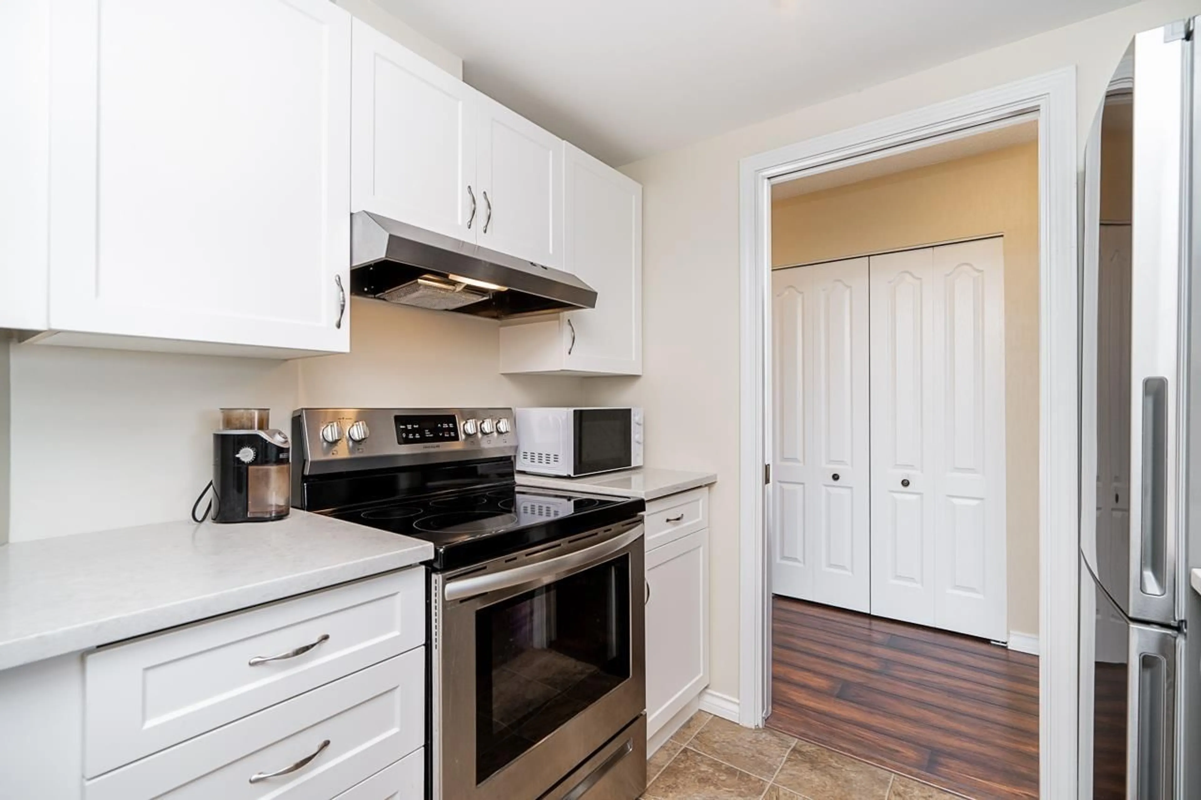 Standard kitchen, wood/laminate floor for 502 - 15111 RUSSELL AVENUE, White Rock British Columbia V4B2P4