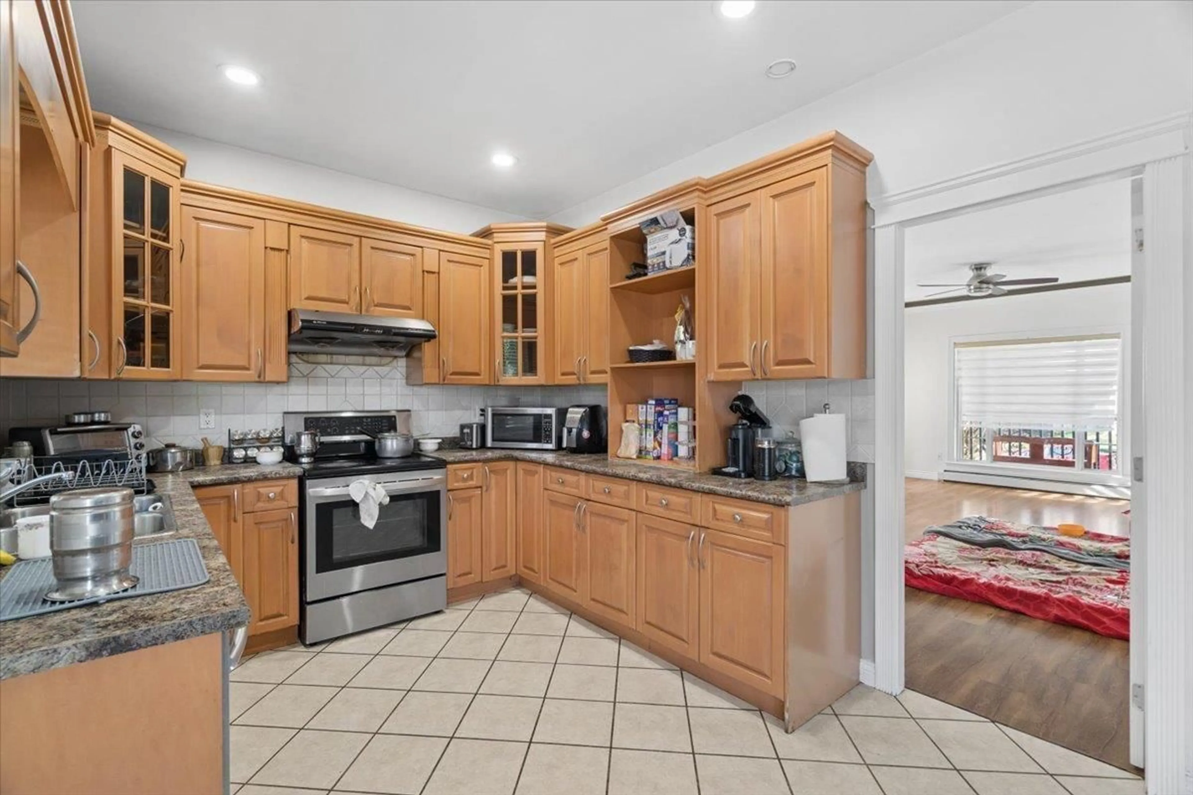 Standard kitchen, ceramic/tile floor for 3158 MALLARD STREET, Abbotsford British Columbia V2T5K6