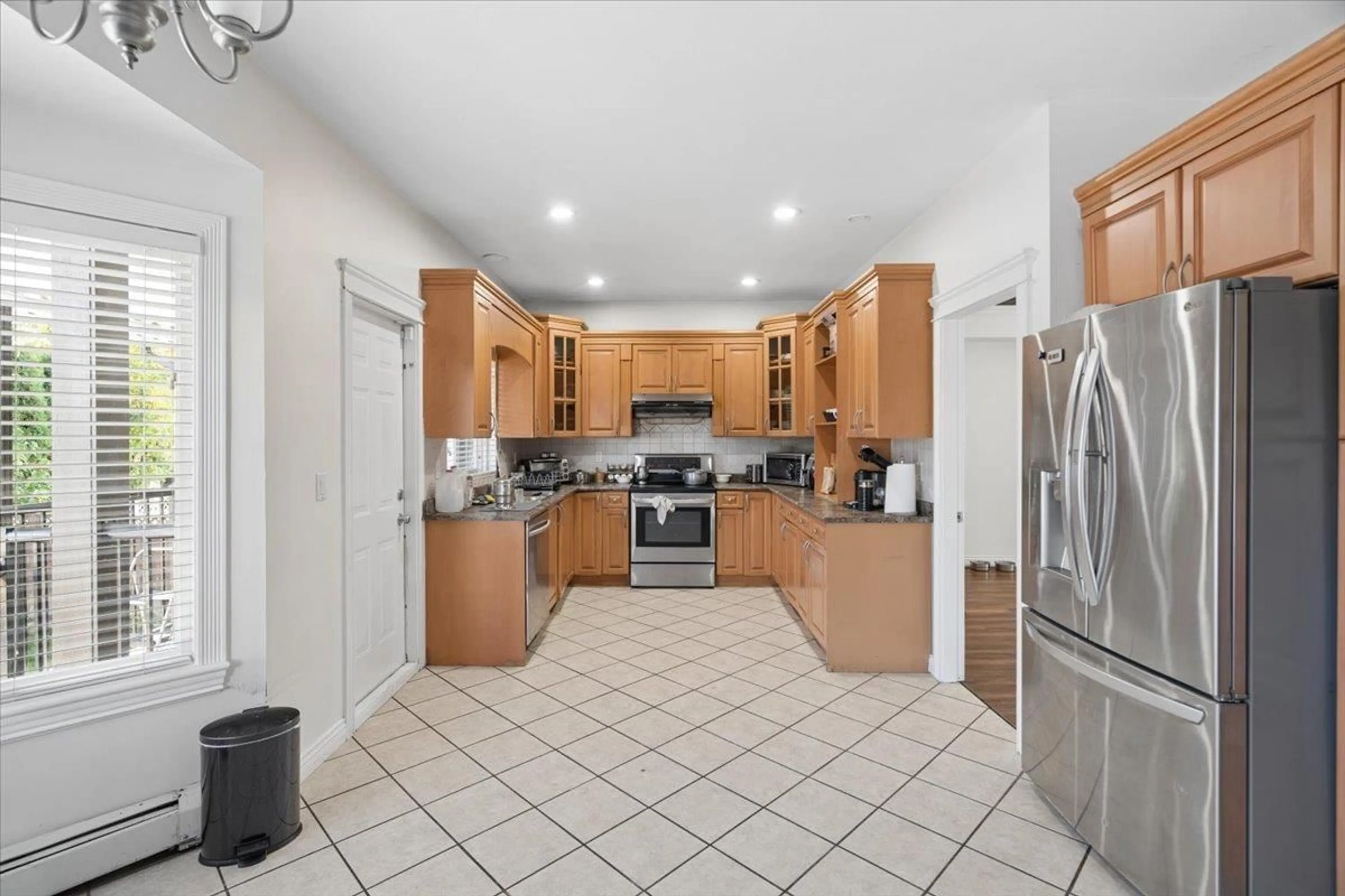 Standard kitchen, ceramic/tile floor for 3158 MALLARD STREET, Abbotsford British Columbia V2T5K6