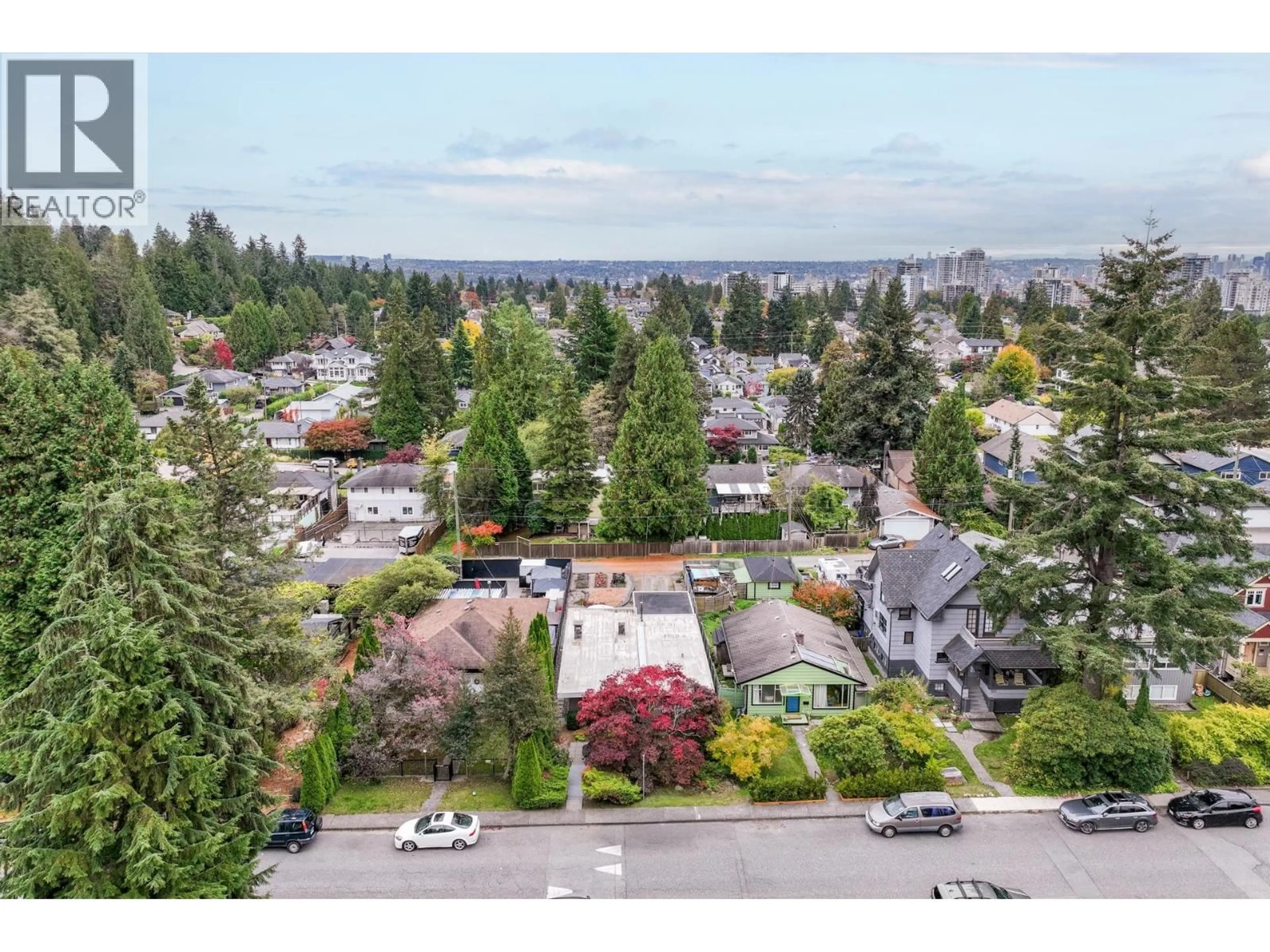 A pic from outside/outdoor area/front of a property/back of a property/a pic from drone, mountain view for 331 24TH STREET, North Vancouver British Columbia V7L3E9