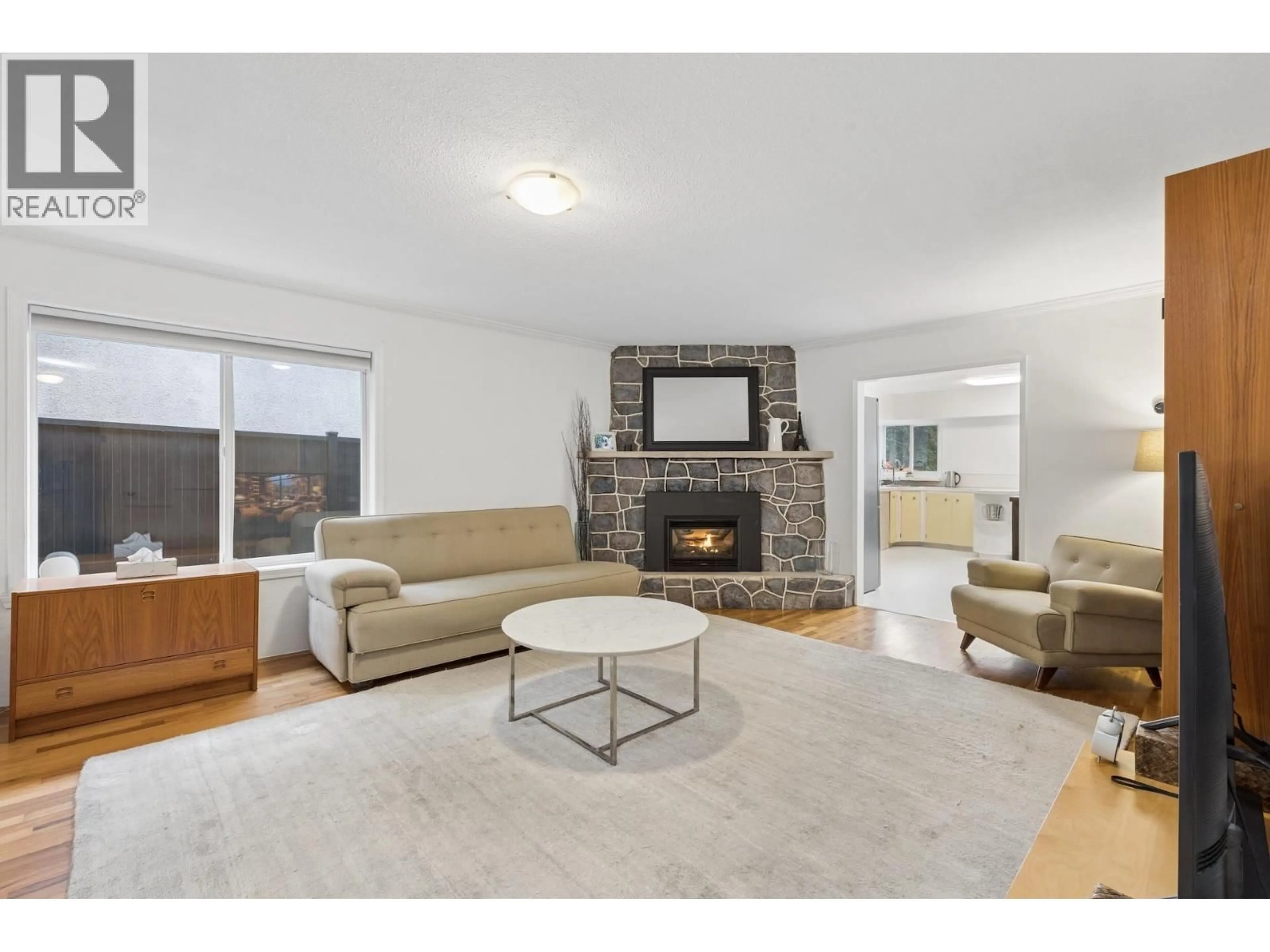 Living room with furniture, unknown for 331 24TH STREET, North Vancouver British Columbia V7L3E9