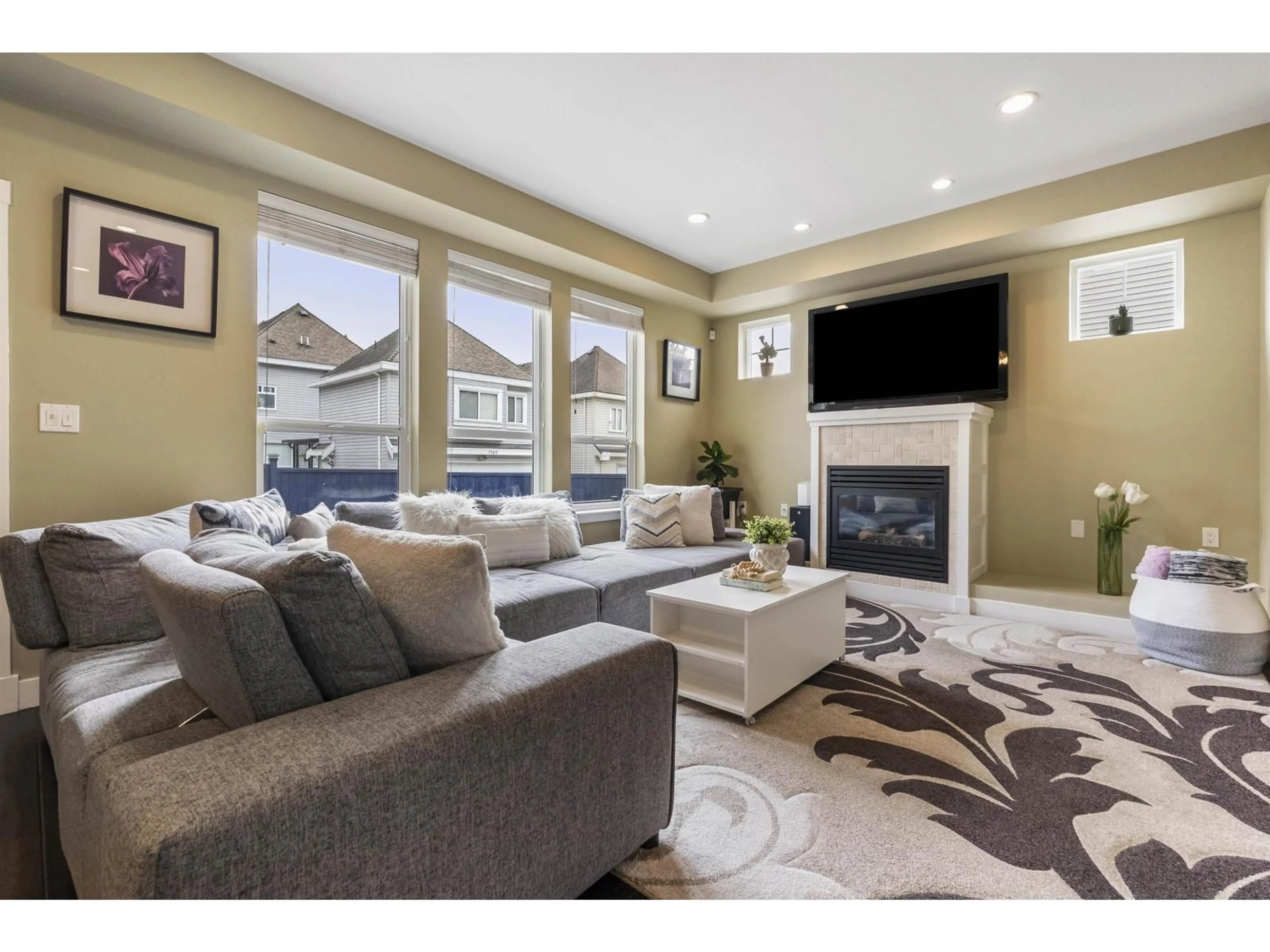 Living room with furniture, unknown for 7116 195A STREET, Surrey British Columbia V4N5Z5