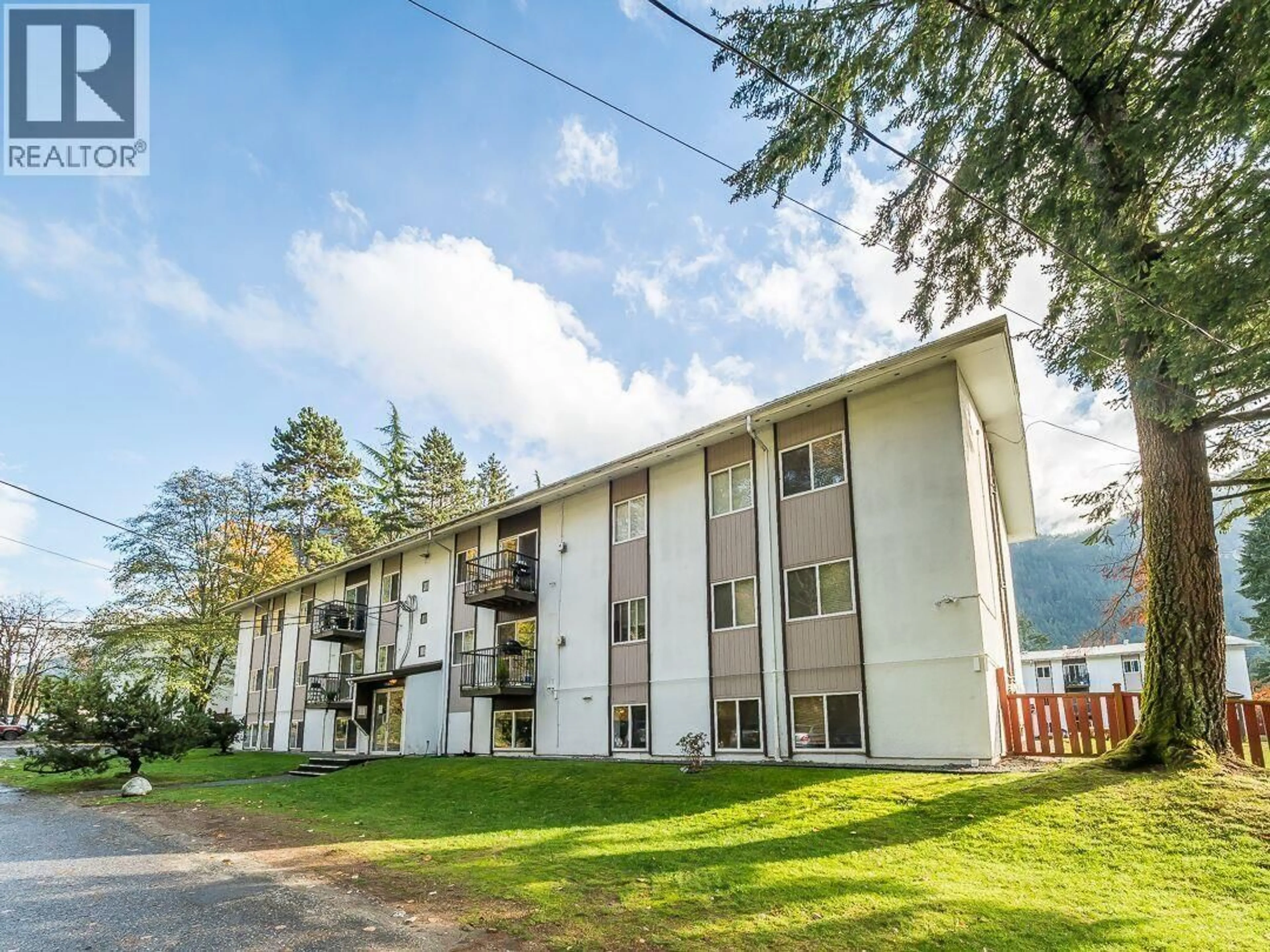 A pic from outside/outdoor area/front of a property/back of a property/a pic from drone, building for 92 - 38179 WESTWAY AVENUE, Squamish British Columbia V8B0Y4