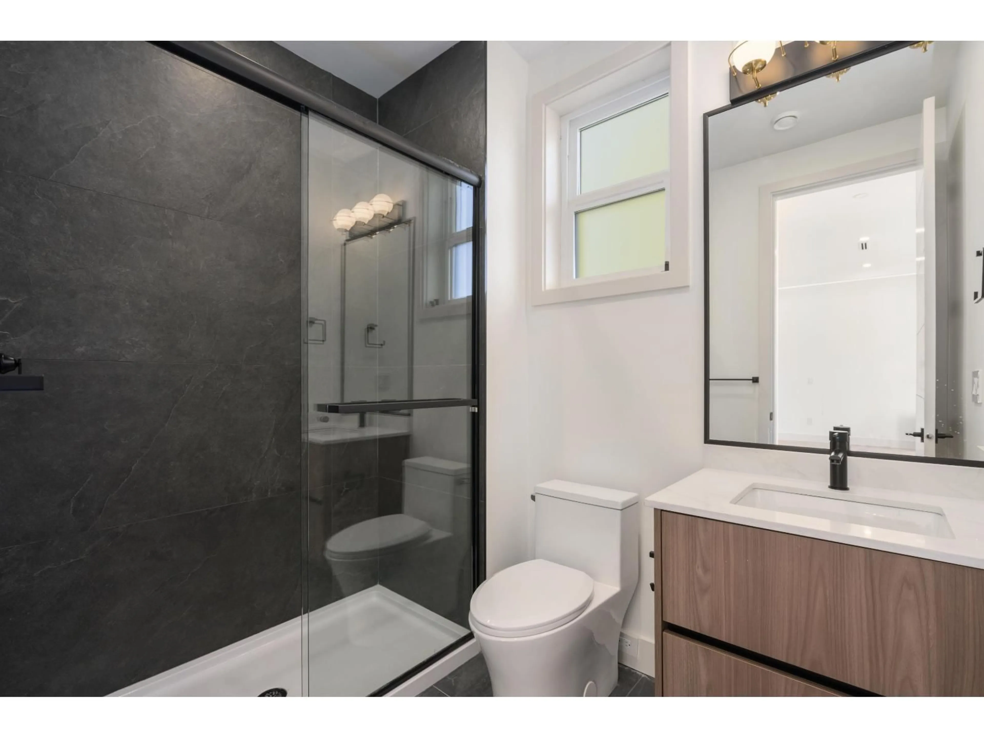 Standard bathroom, ceramic/tile floor for 102 - 14753 111A AVENUE, Surrey British Columbia V3R2E2
