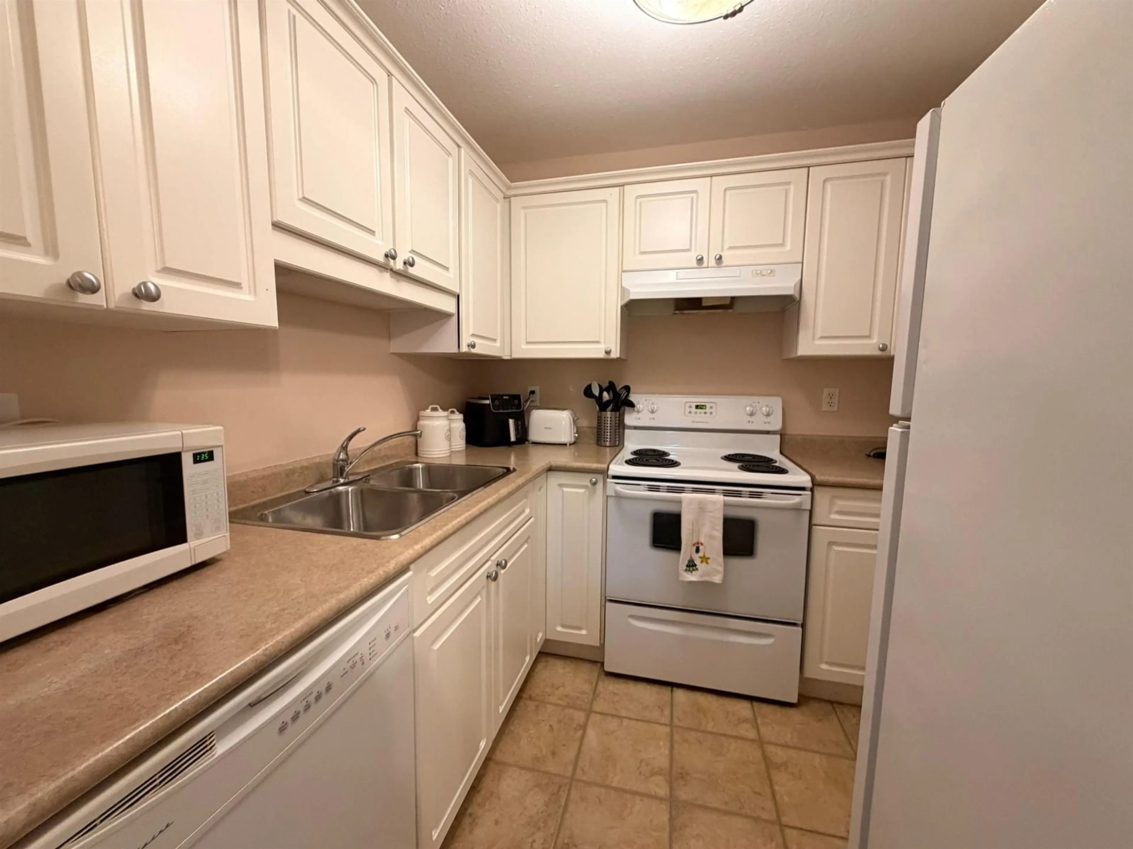 Standard kitchen, unknown for 302 - 33598 GEORGE FERGUSON WAY, Abbotsford British Columbia V2S2L8