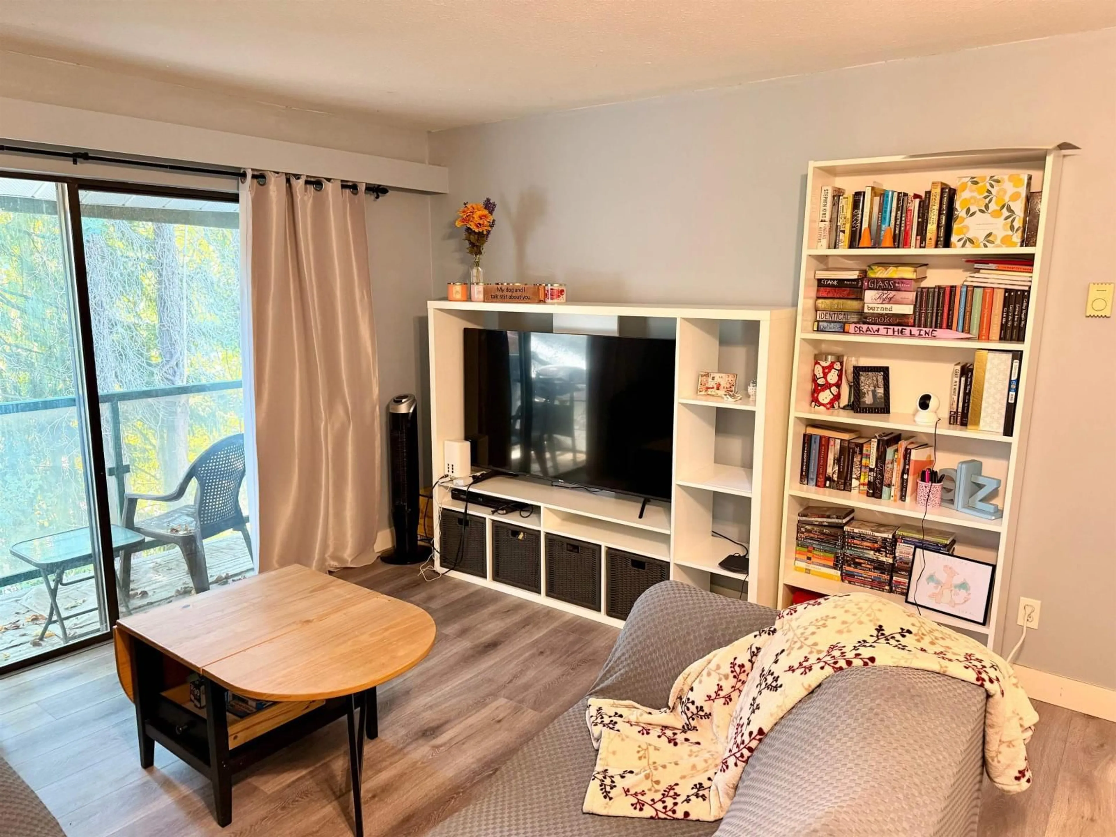 Living room with furniture, wood/laminate floor for 302 - 33598 GEORGE FERGUSON WAY, Abbotsford British Columbia V2S2L8