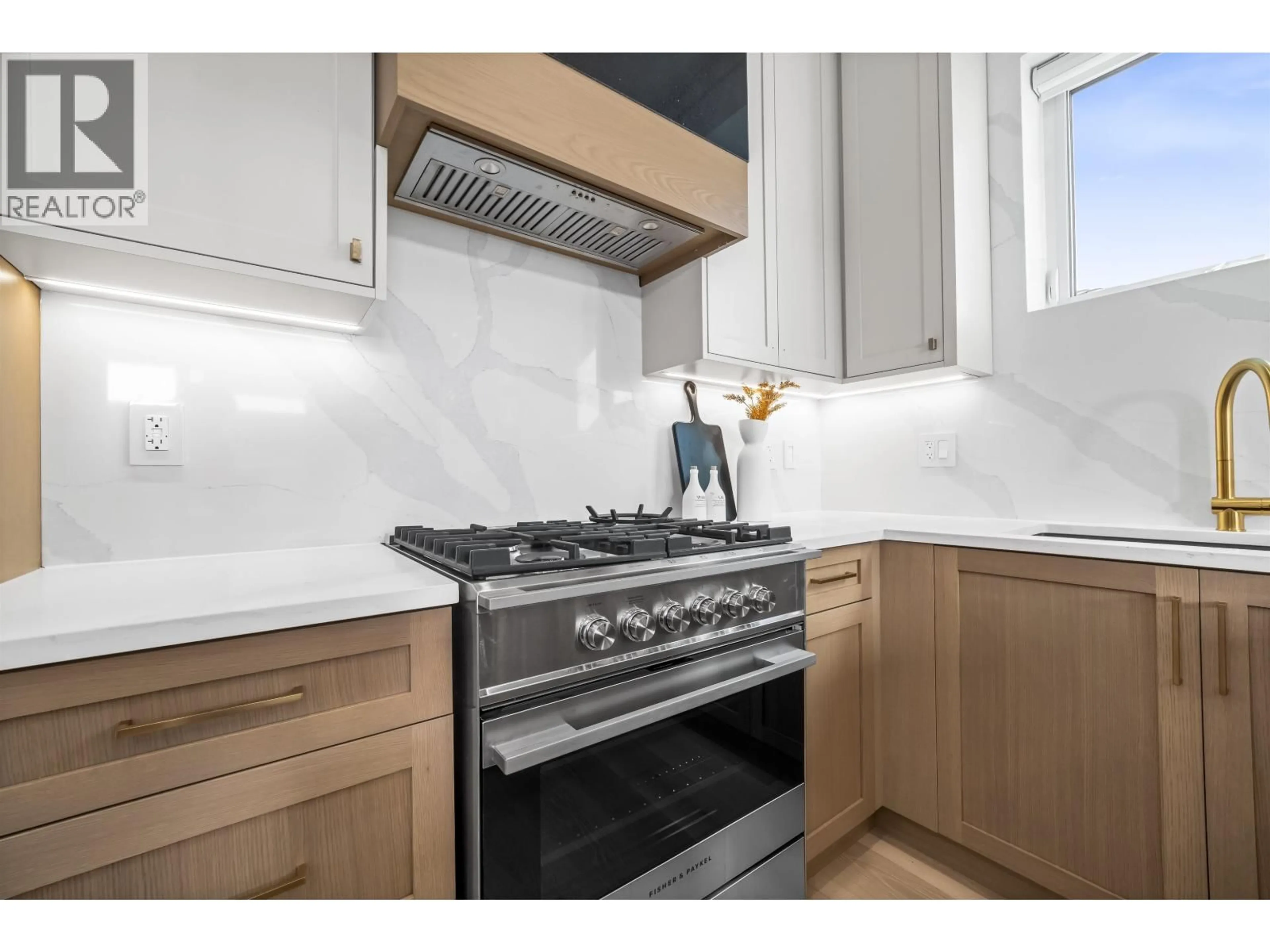 Standard kitchen, unknown for 2712 KITCHENER STREET, Vancouver British Columbia V5K3E1