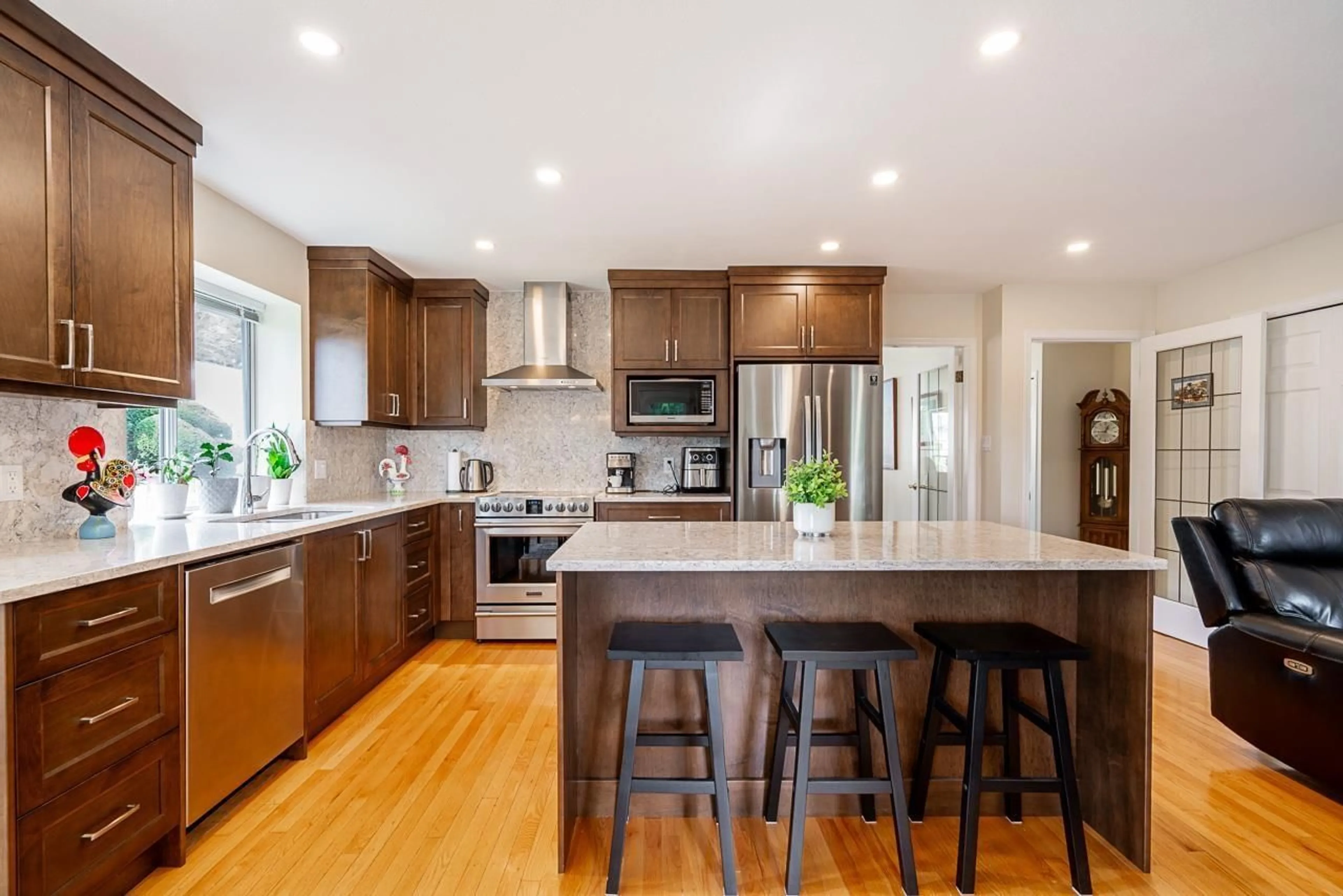 Open concept kitchen, wood/laminate floor for 13560 15A AVENUE, Surrey British Columbia V4A8Z9