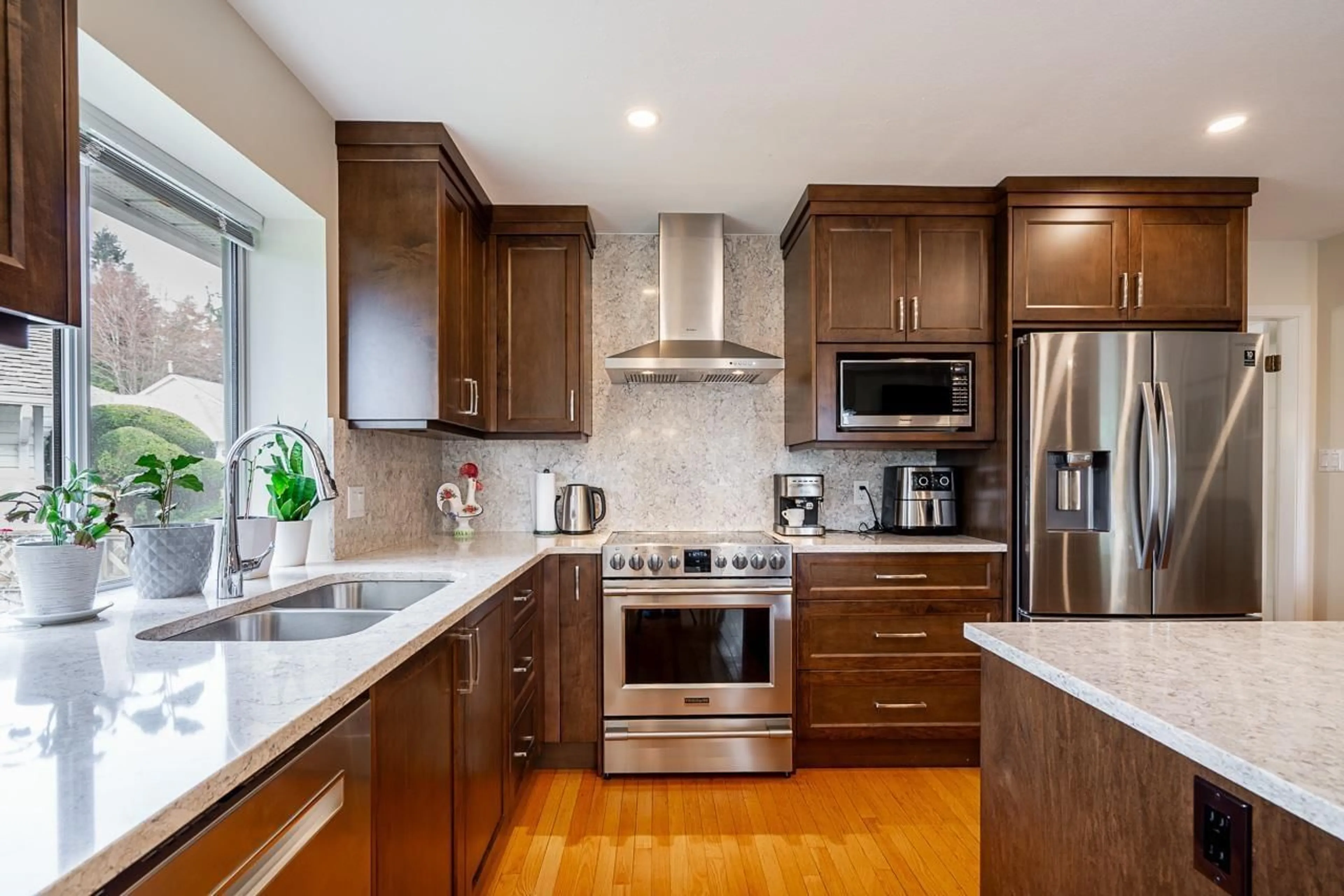 Contemporary kitchen, unknown for 13560 15A AVENUE, Surrey British Columbia V4A8Z9