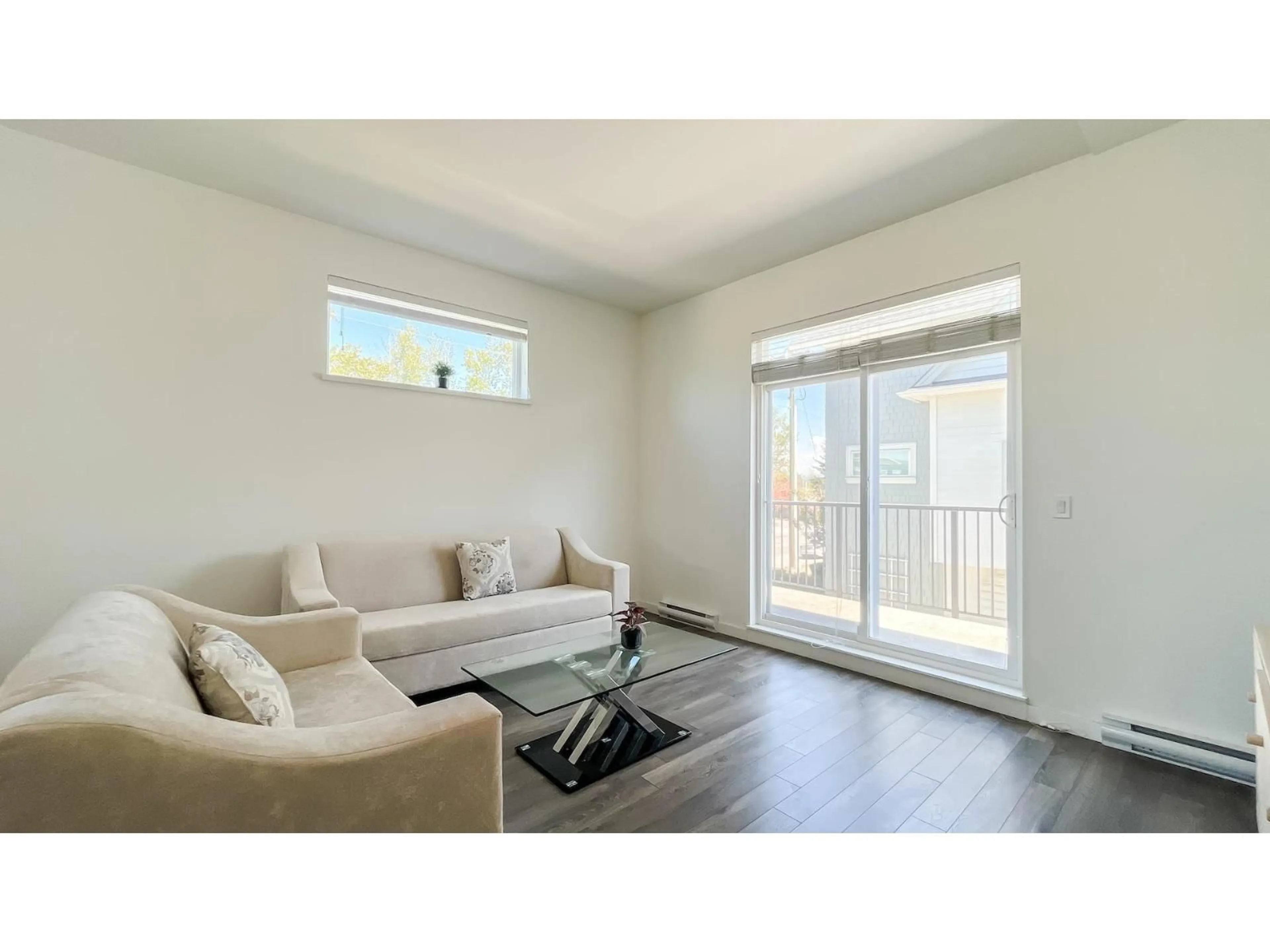Living room with furniture, unknown for 1 - 15487 99A AVENUE, Surrey British Columbia V3R0G9