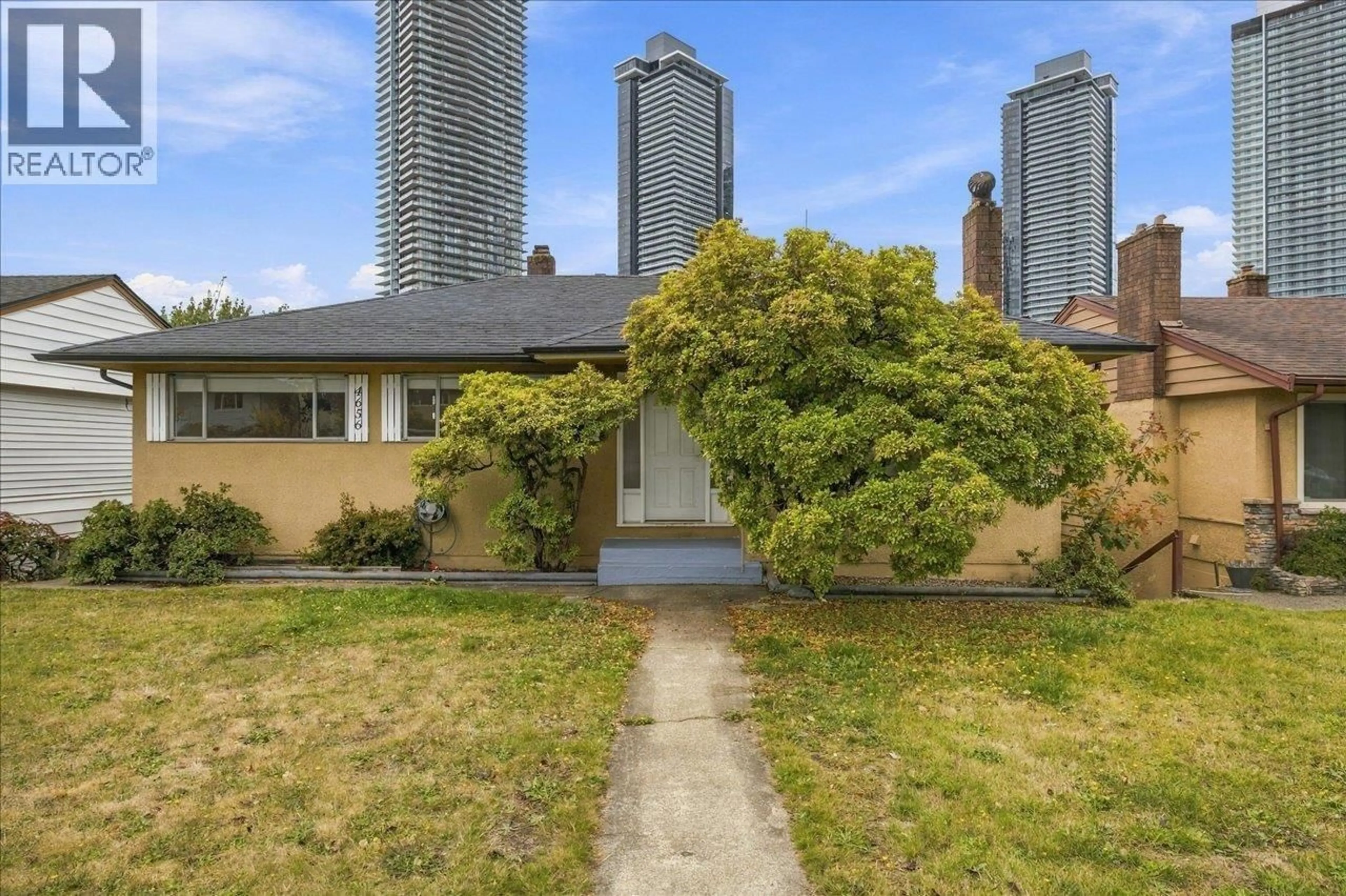 A pic from outside/outdoor area/front of a property/back of a property/a pic from drone, street for 4656 BRENTLAWN DRIVE, Burnaby British Columbia V5C3V2
