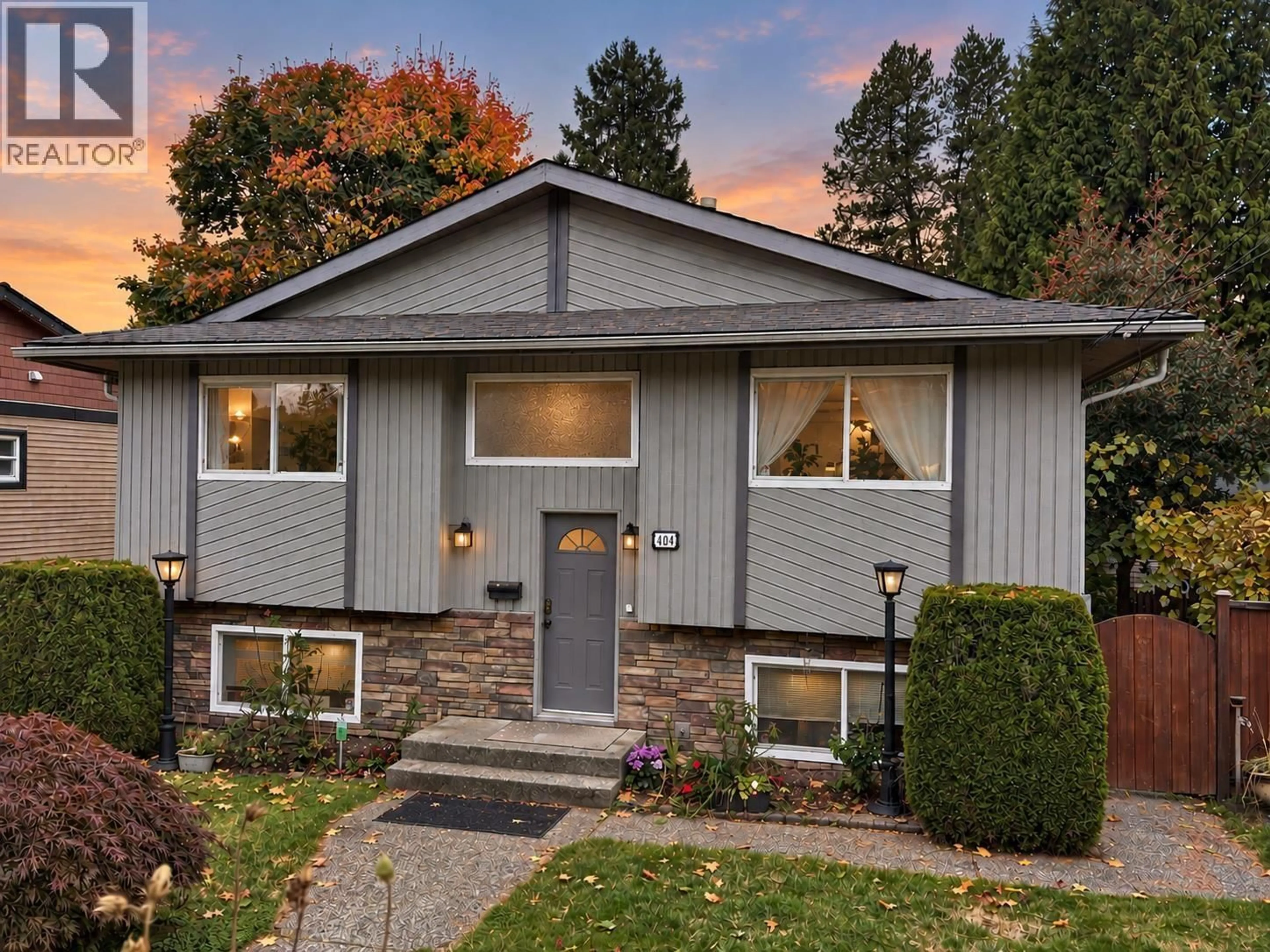 Home with vinyl exterior material, street for 404 MUNDY STREET, Coquitlam British Columbia V3K5N1