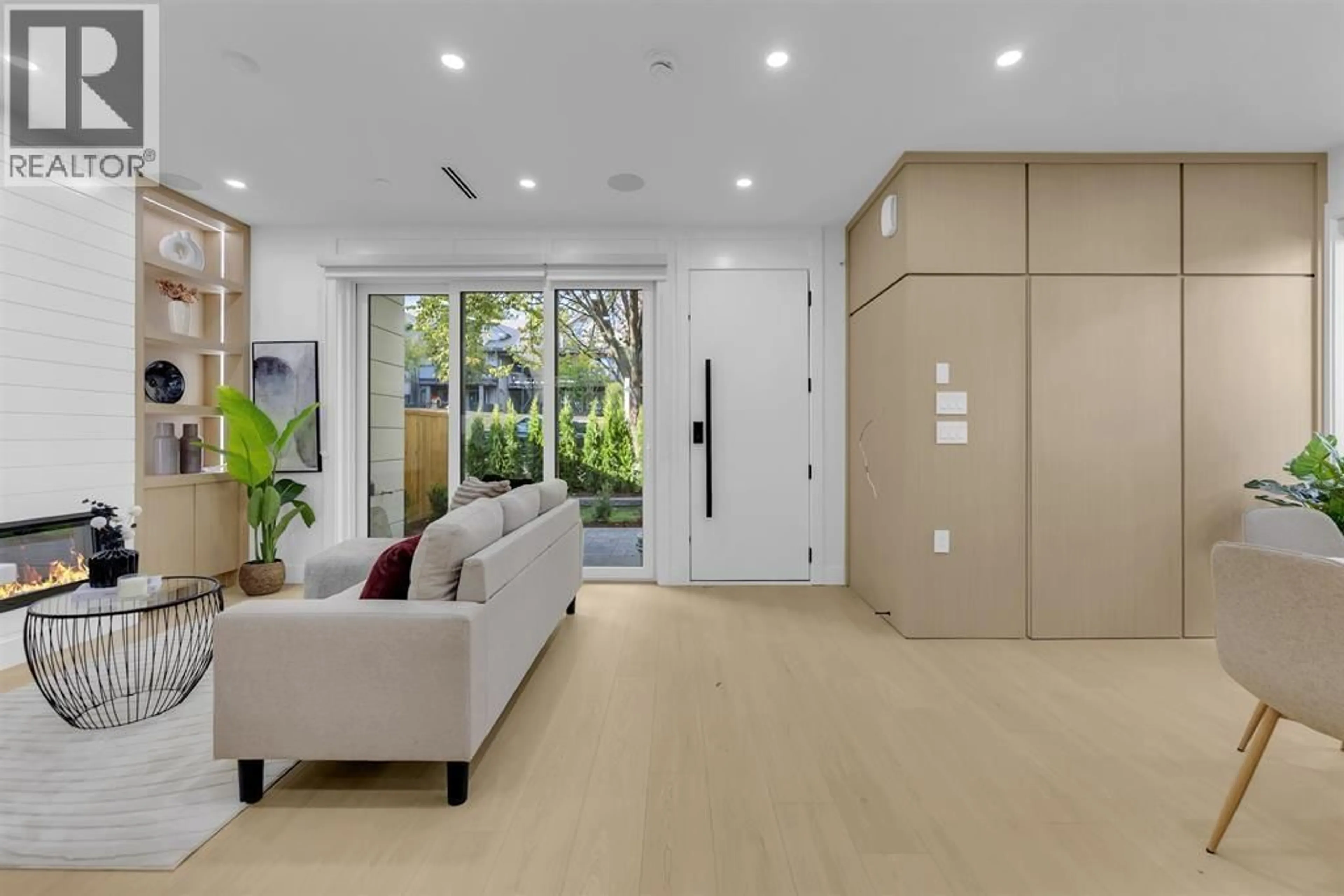 Indoor entryway for 1 - 2888 E 6TH AVE AVENUE, Vancouver British Columbia V5M1R8
