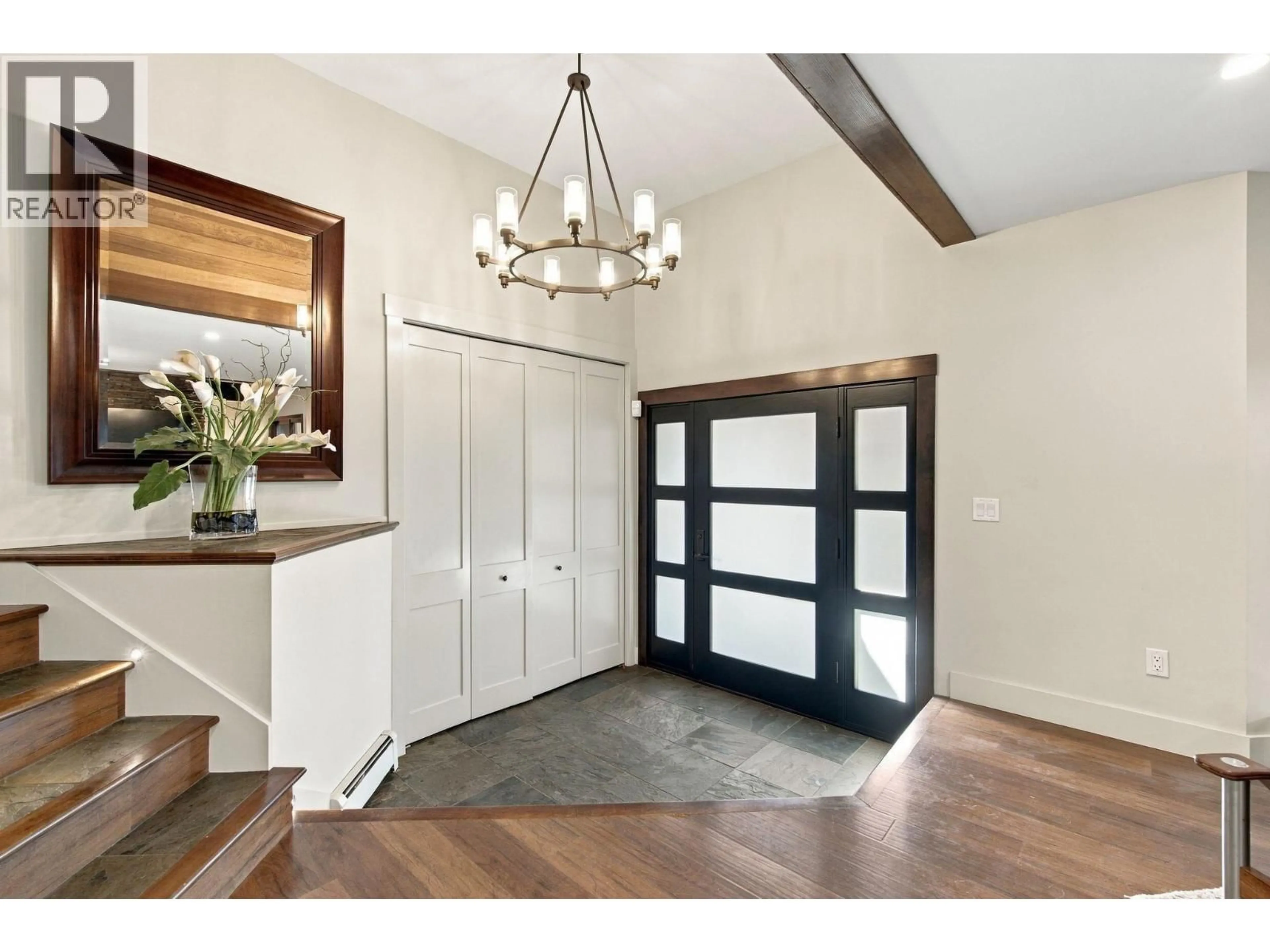 Indoor entryway for 1383 CHARTER HILL DRIVE, Coquitlam British Columbia V3E1P1