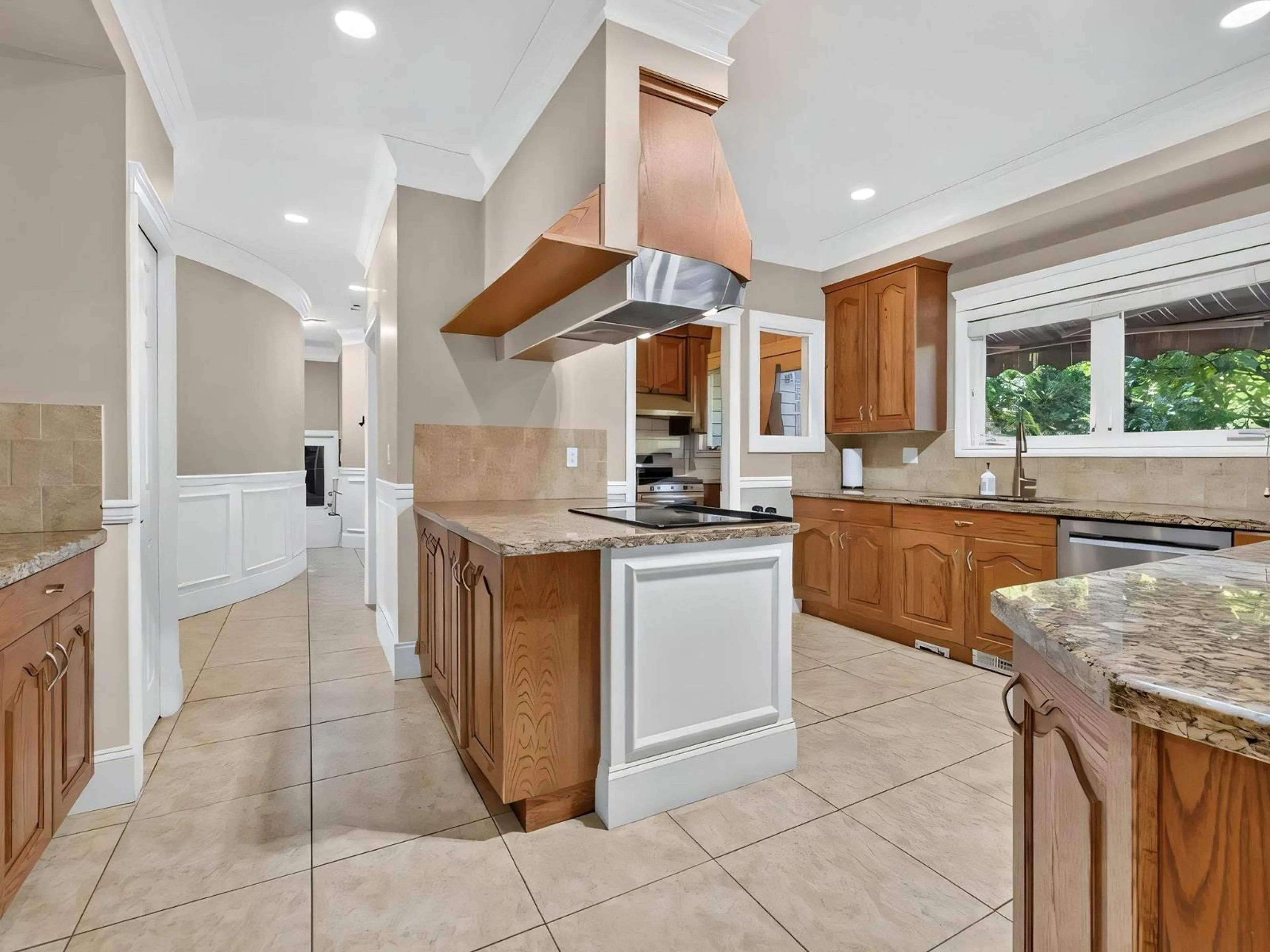 Open concept kitchen, ceramic/tile floor for 15775 39A AVENUE, Surrey British Columbia V3S0L1