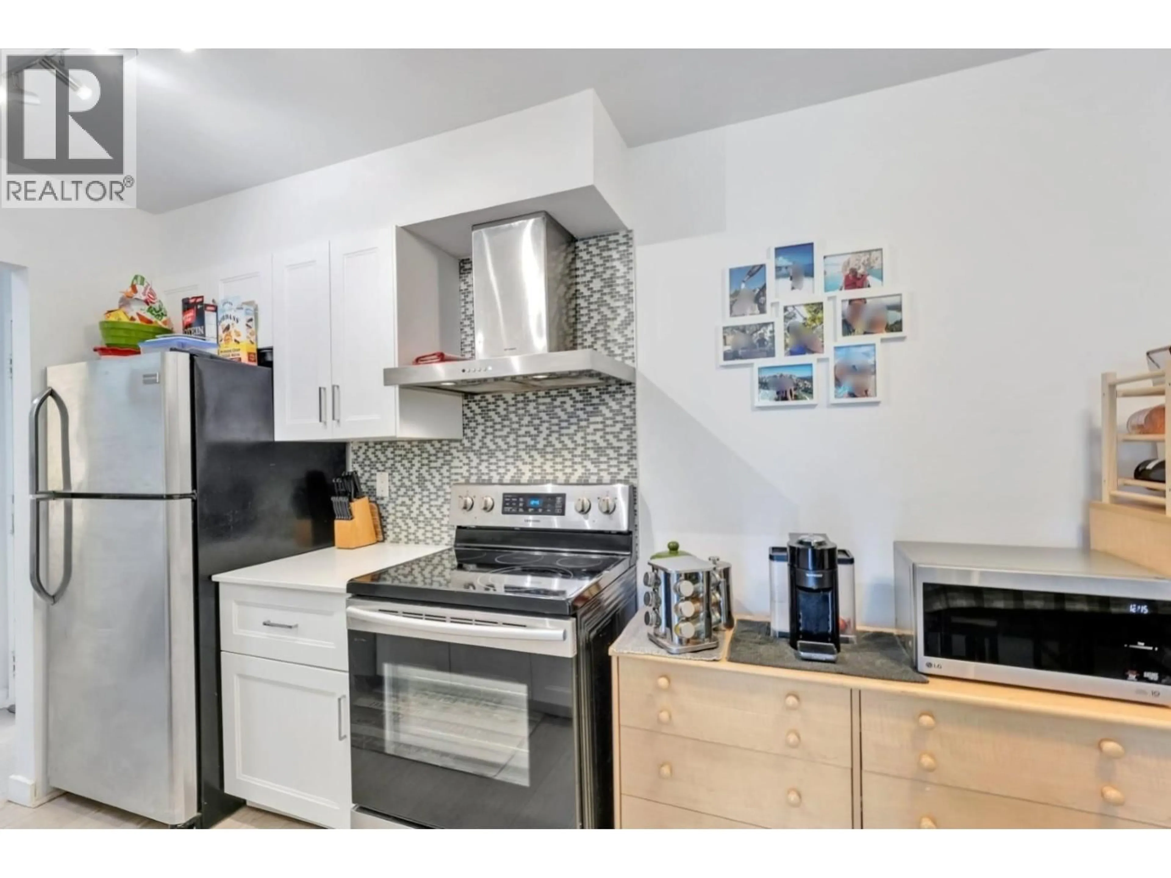 Standard kitchen, unknown for 304 - 9847 MANCHESTER DRIVE, Burnaby British Columbia V3N4P4