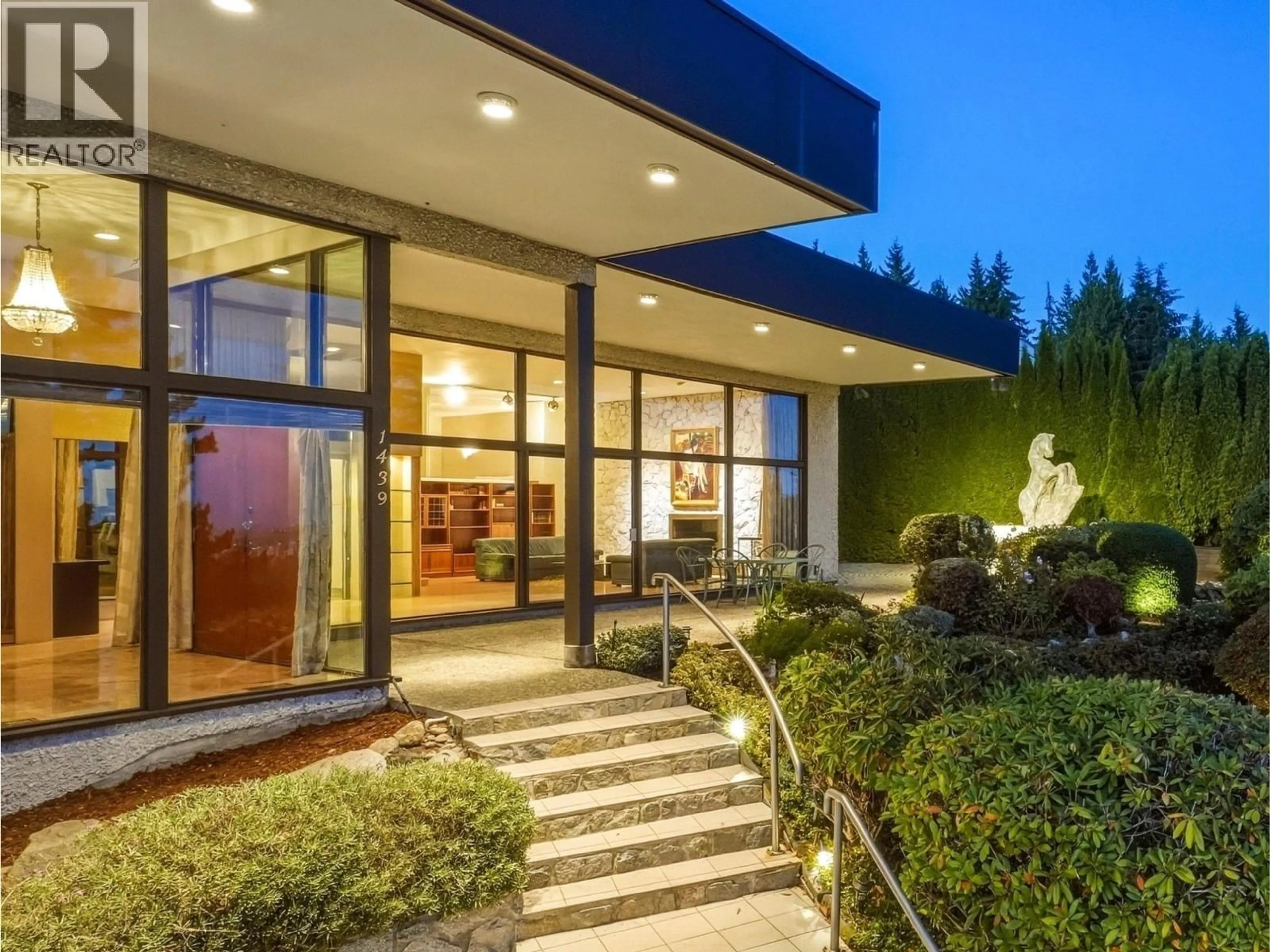 Indoor foyer for 1439 SANDHURST PLACE, West Vancouver British Columbia V7X2P4