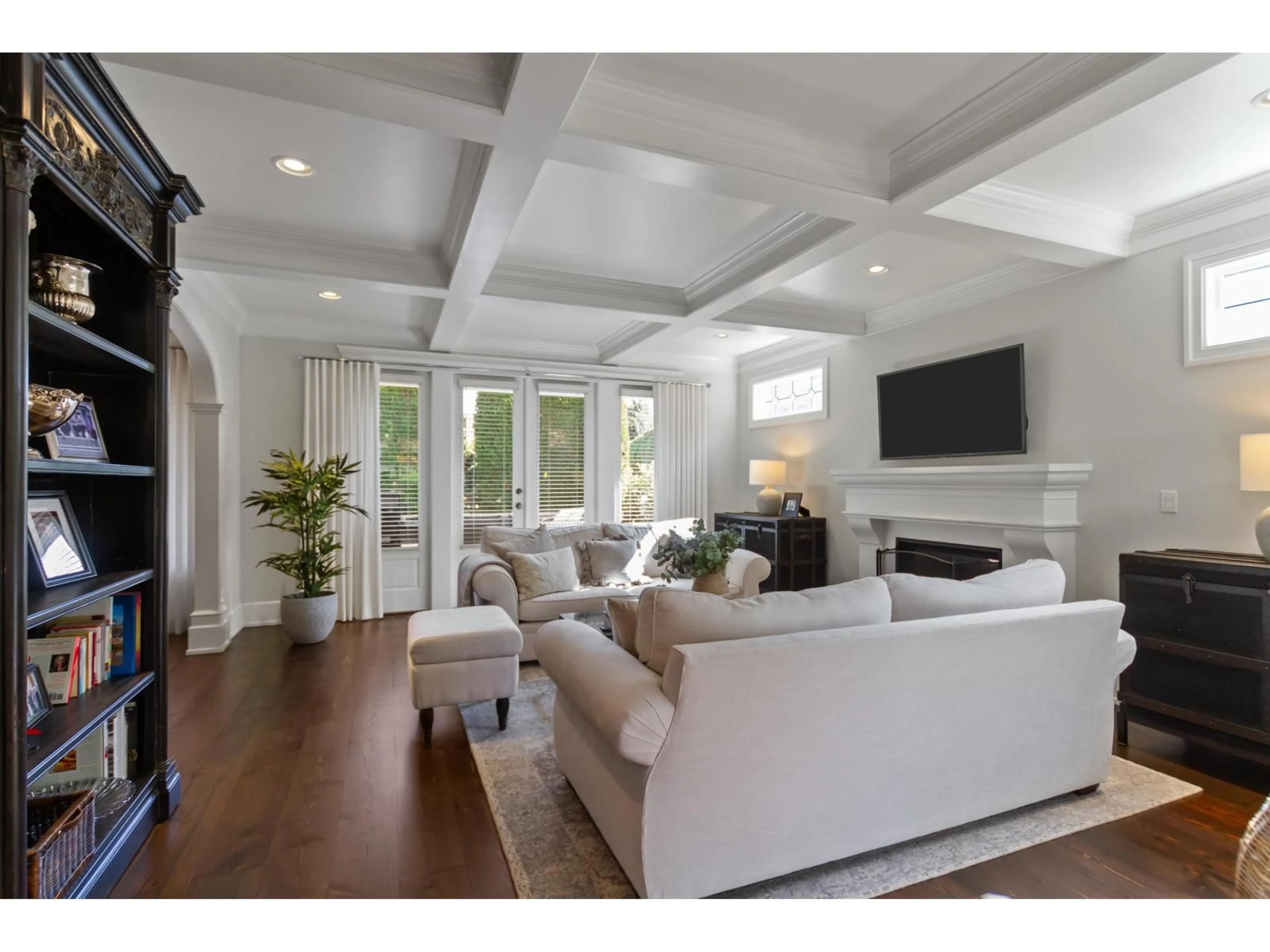 Living room with furniture, unknown for 3758 DEVONSHIRE DRIVE, Surrey British Columbia V3Z0H8