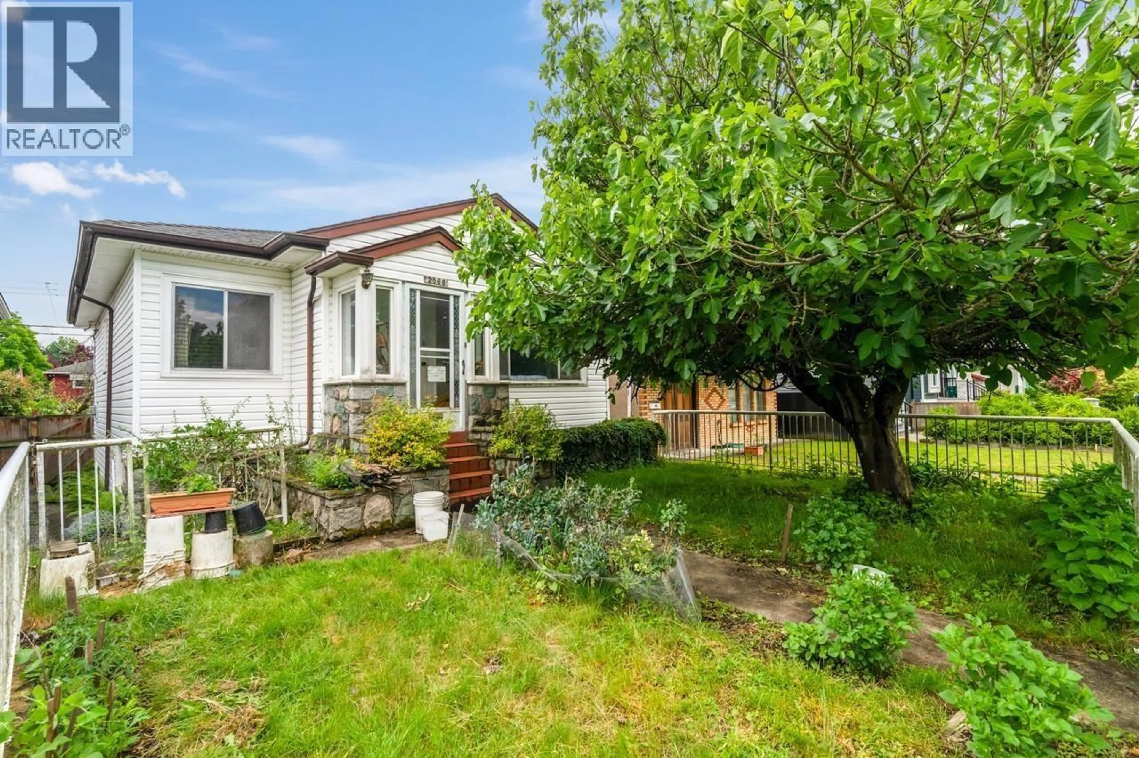 A pic from outside/outdoor area/front of a property/back of a property/a pic from drone, street for 2566 VENABLES STREET, Vancouver British Columbia V5K2R1
