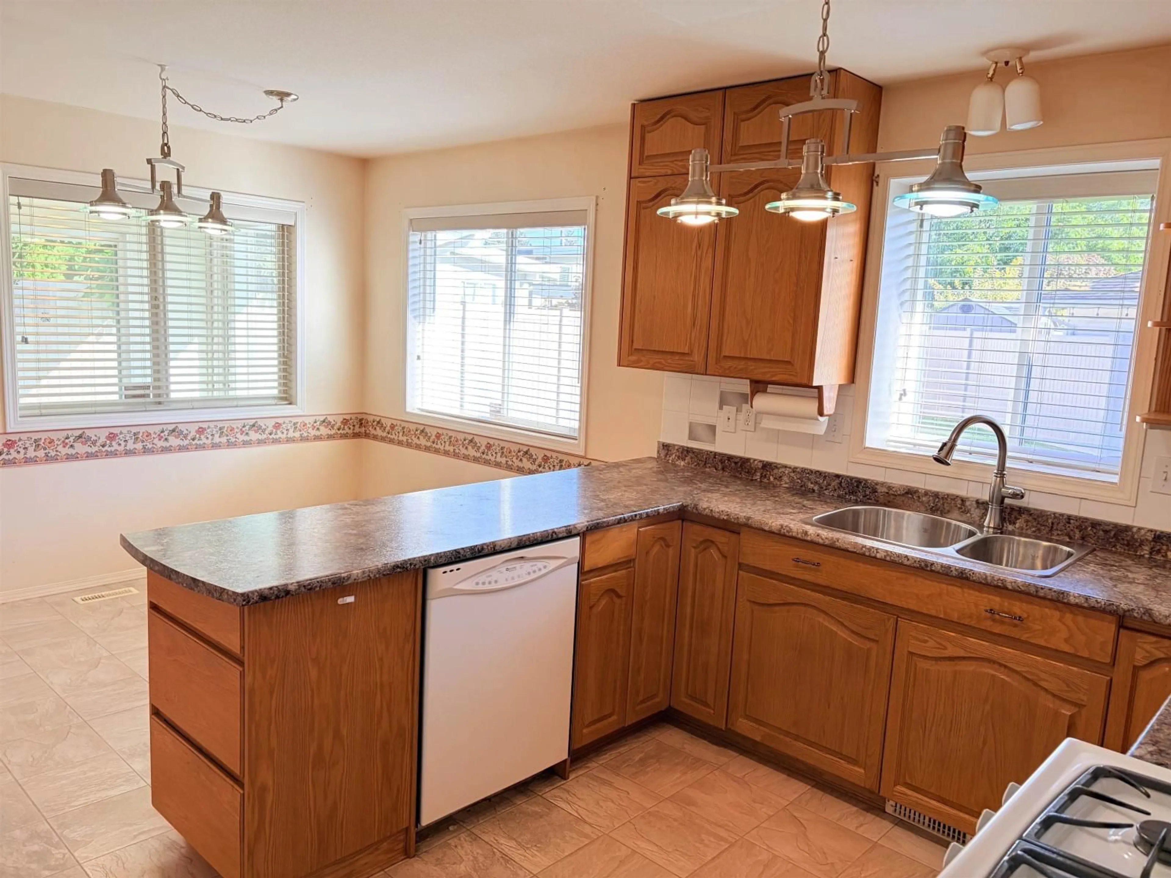 Standard kitchen, ceramic/tile floor for 21 - 46485 AIRPORT ROAD, Chilliwack British Columbia V2P7Y1