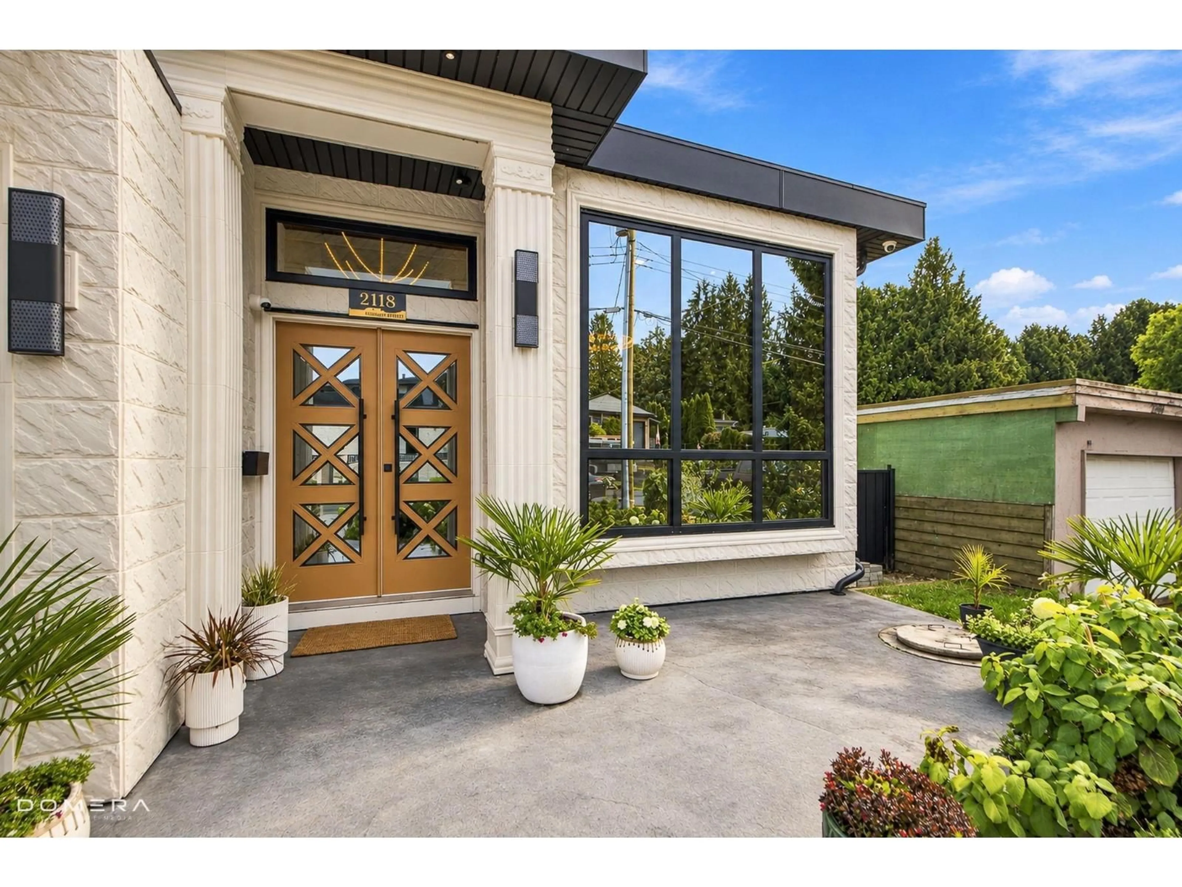Indoor entryway for 2118 OAKRIDGE CRESCENT, Abbotsford British Columbia V2T6A8