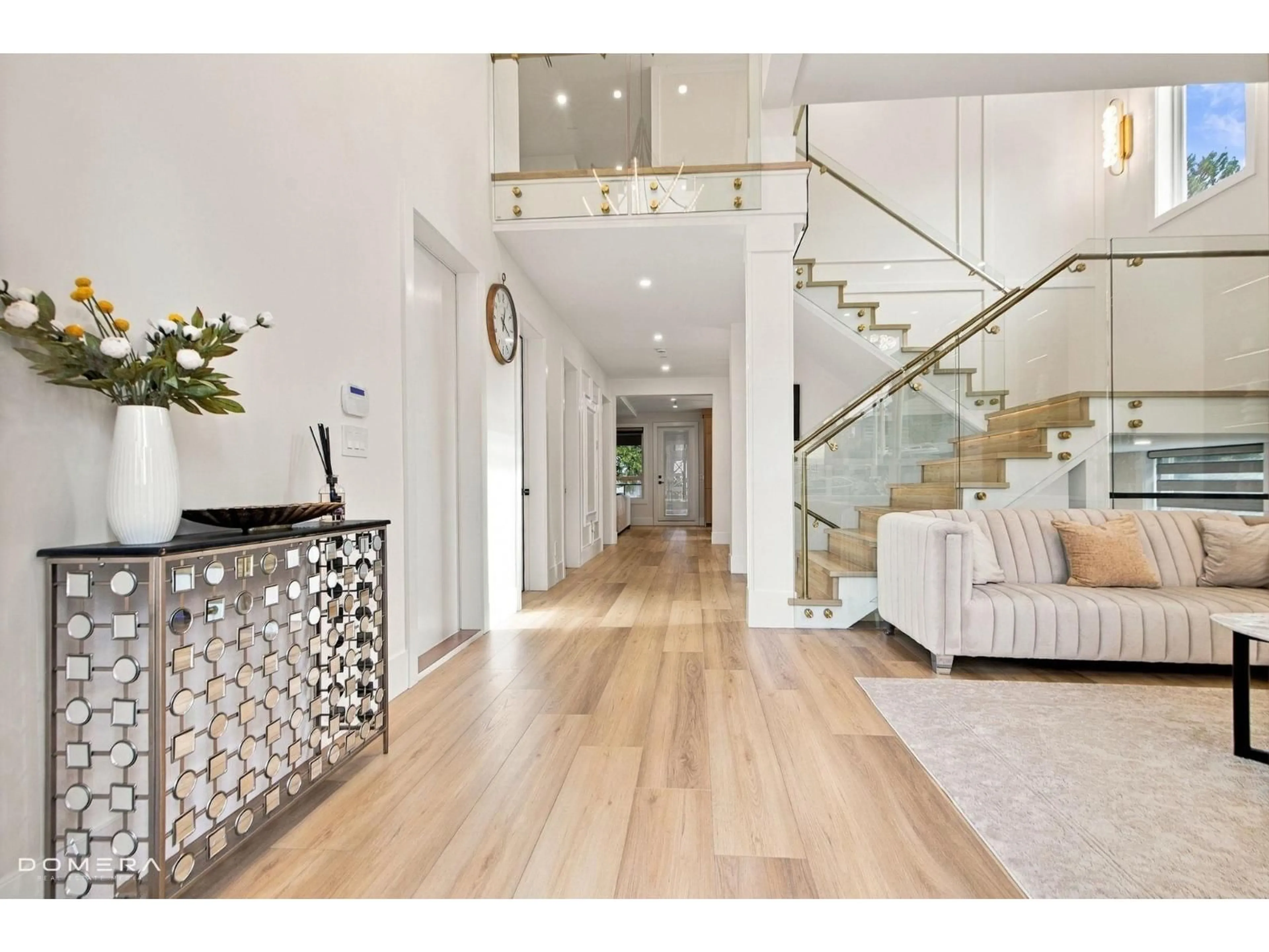 Indoor foyer for 2118 OAKRIDGE CRESCENT, Abbotsford British Columbia V2T6A8