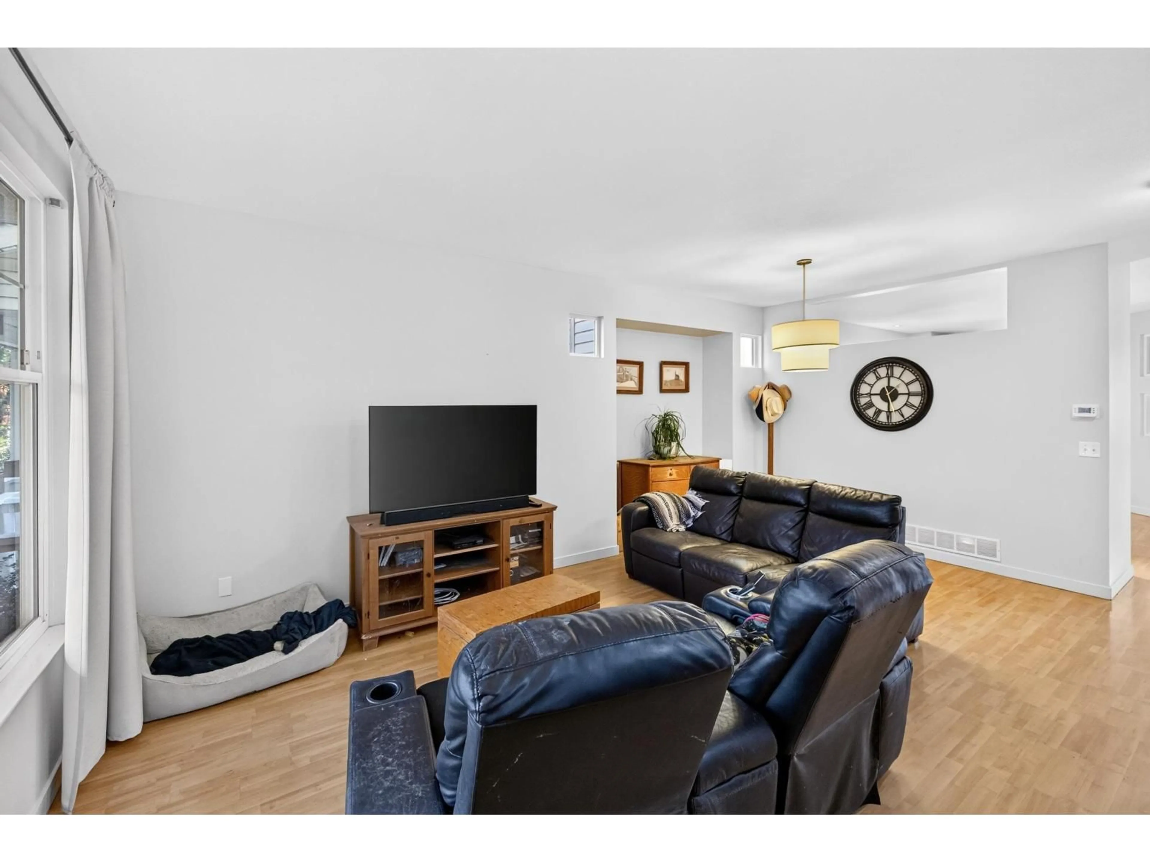 Living room with furniture, wood/laminate floor for 6718 185 STREET, Surrey British Columbia V3S9B2
