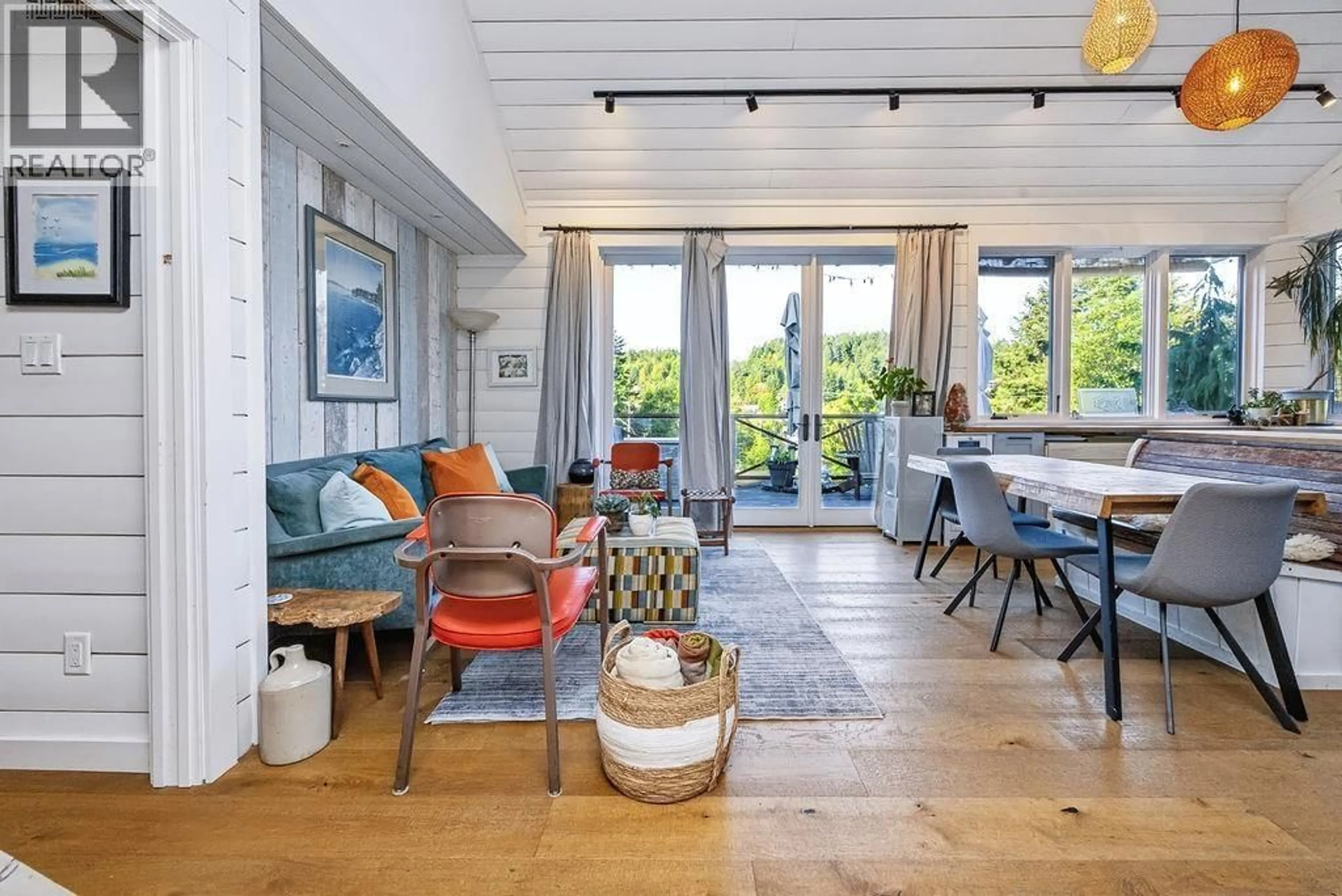 Living room with furniture, unknown for 354 HEADLANDS ROAD, Gibsons British Columbia V0N1V8