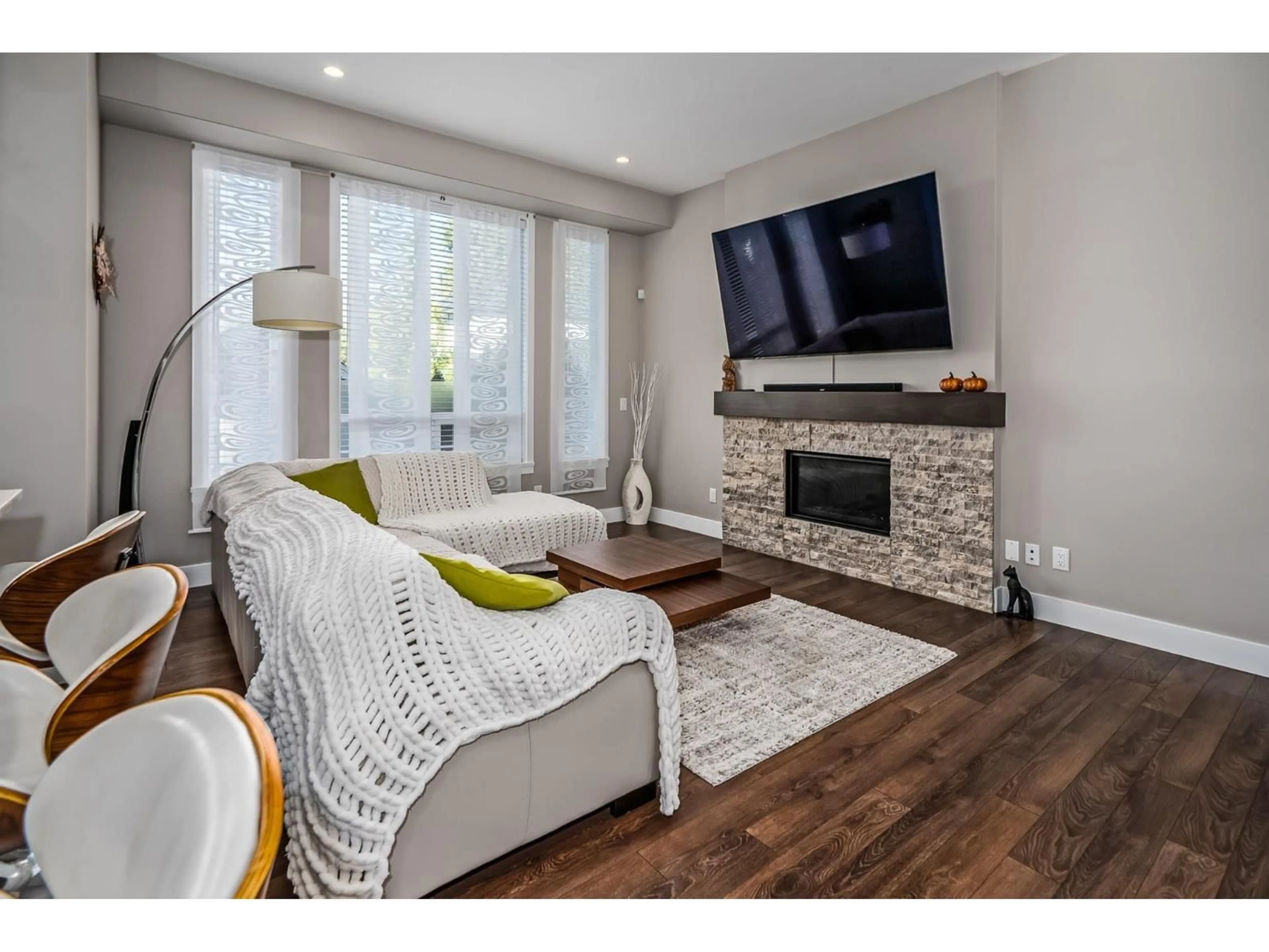 Living room with furniture, wood/laminate floor for 20499 82 AVENUE, Langley British Columbia V2Y0S3