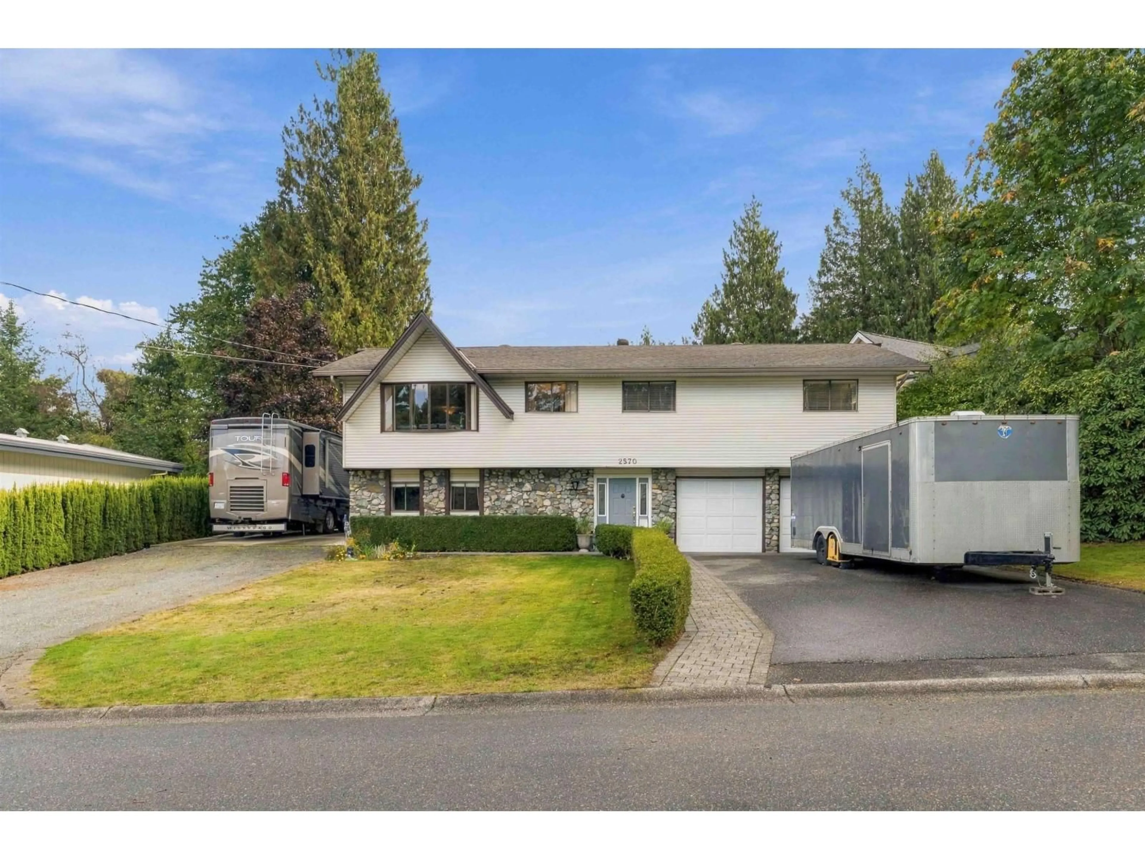A pic from outside/outdoor area/front of a property/back of a property/a pic from drone, street for 2570 BIRCH STREET, Abbotsford British Columbia V2S4H8