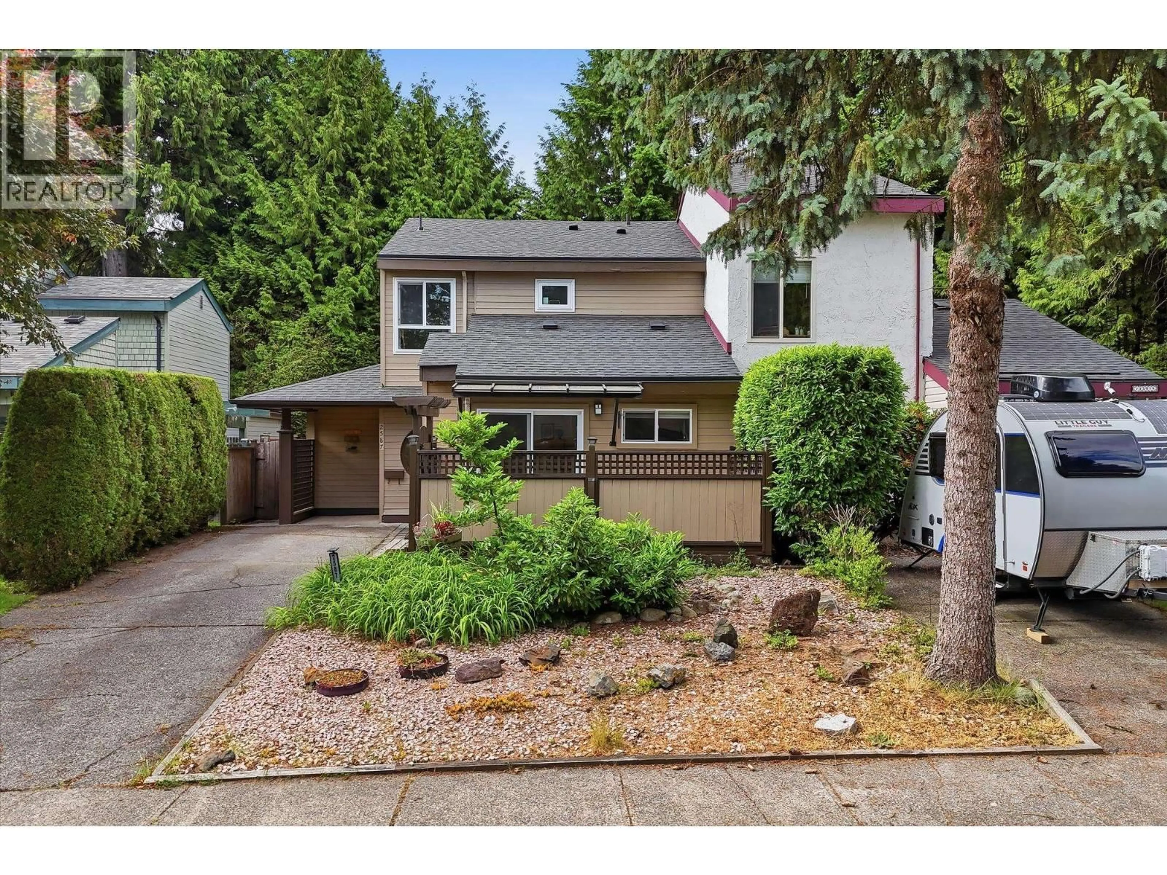 Home with vinyl exterior material, street for 2587 BURIAN DRIVE, Coquitlam British Columbia V3K5W8