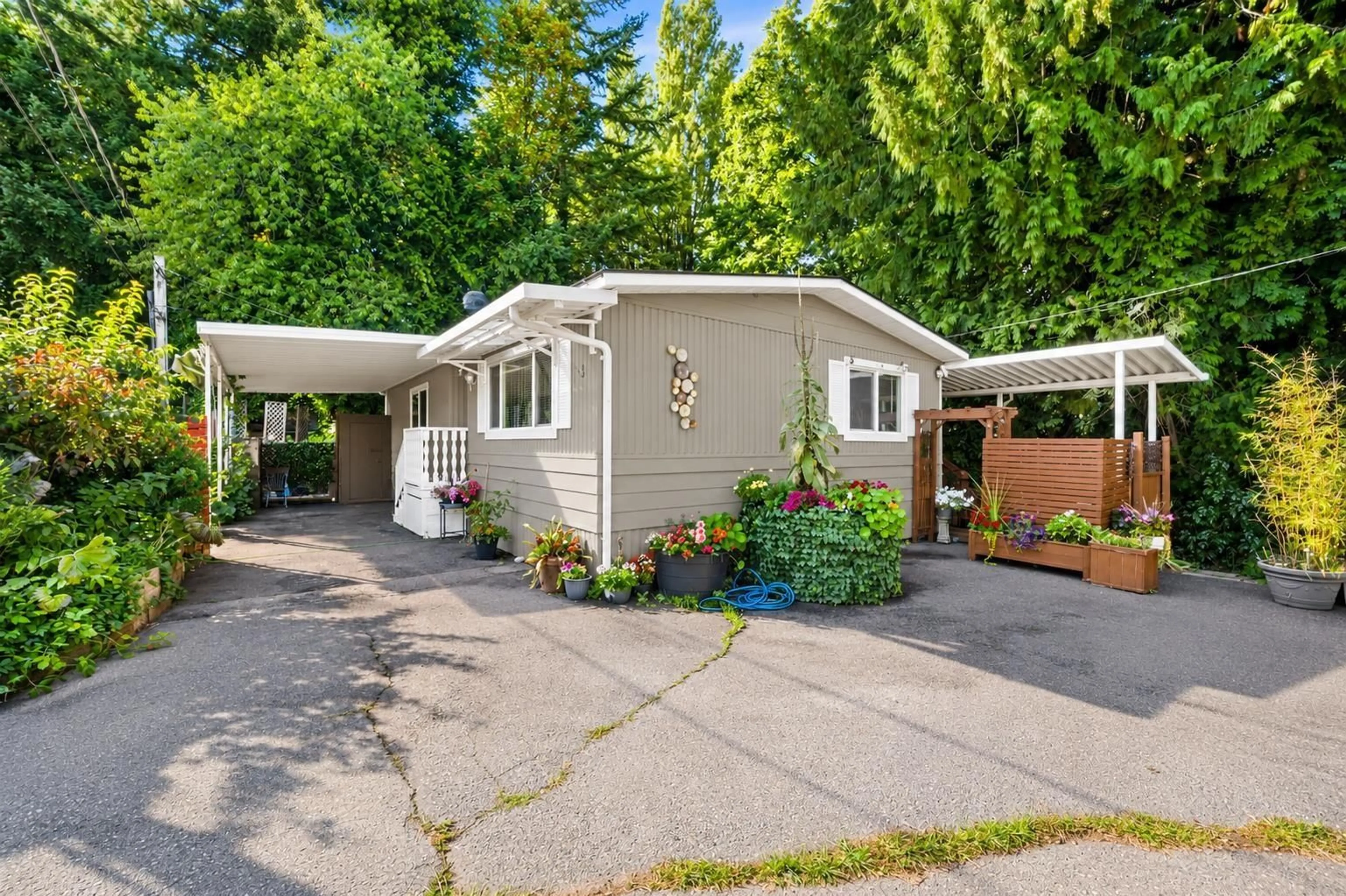 Home with vinyl exterior material, street for 3 - 6280 KING GEORGE BOULEVARD, Surrey British Columbia V3X1E9