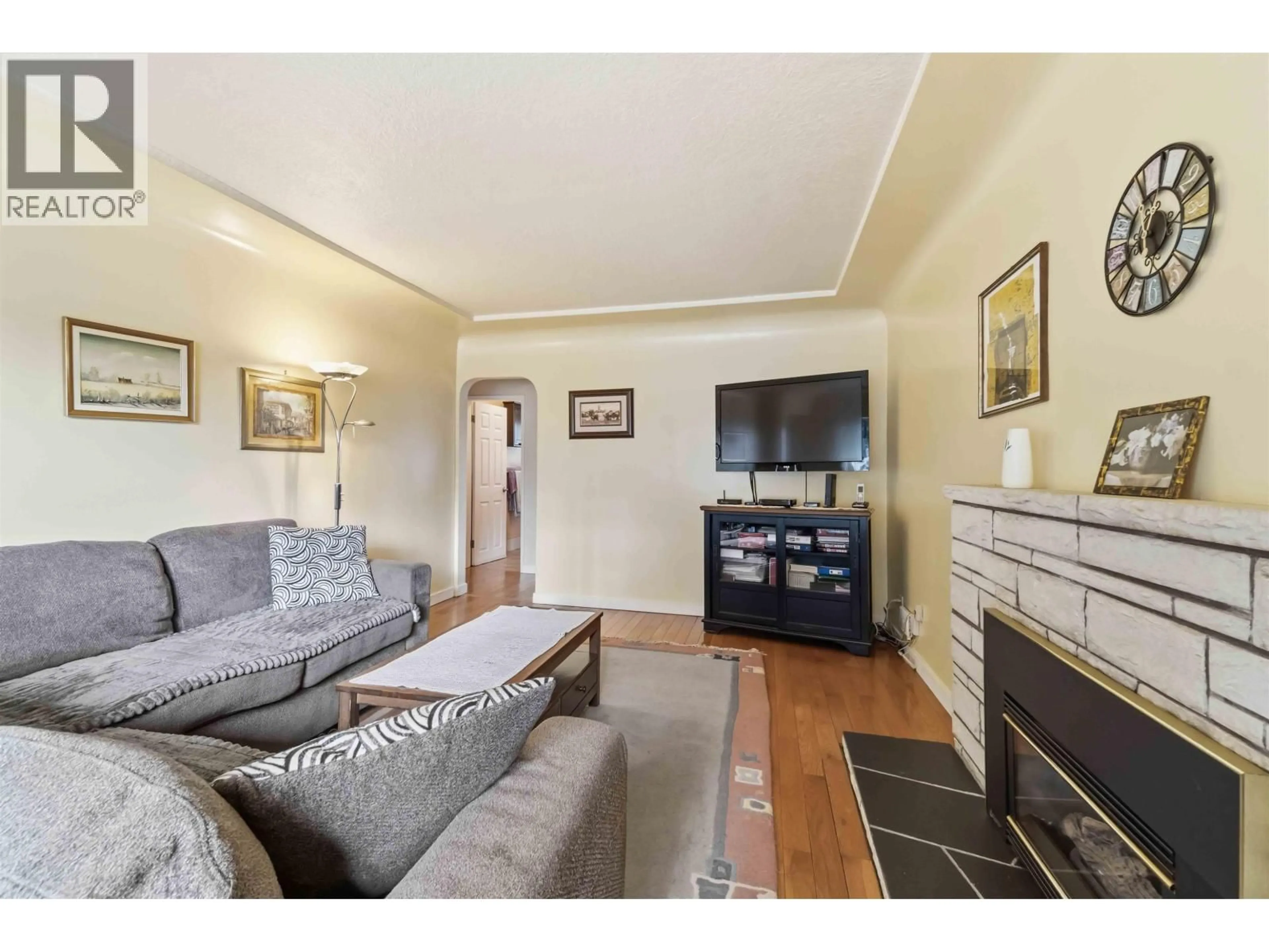 Living room with furniture, unknown for 3713 KINCAID STREET, Burnaby British Columbia V5G1V4