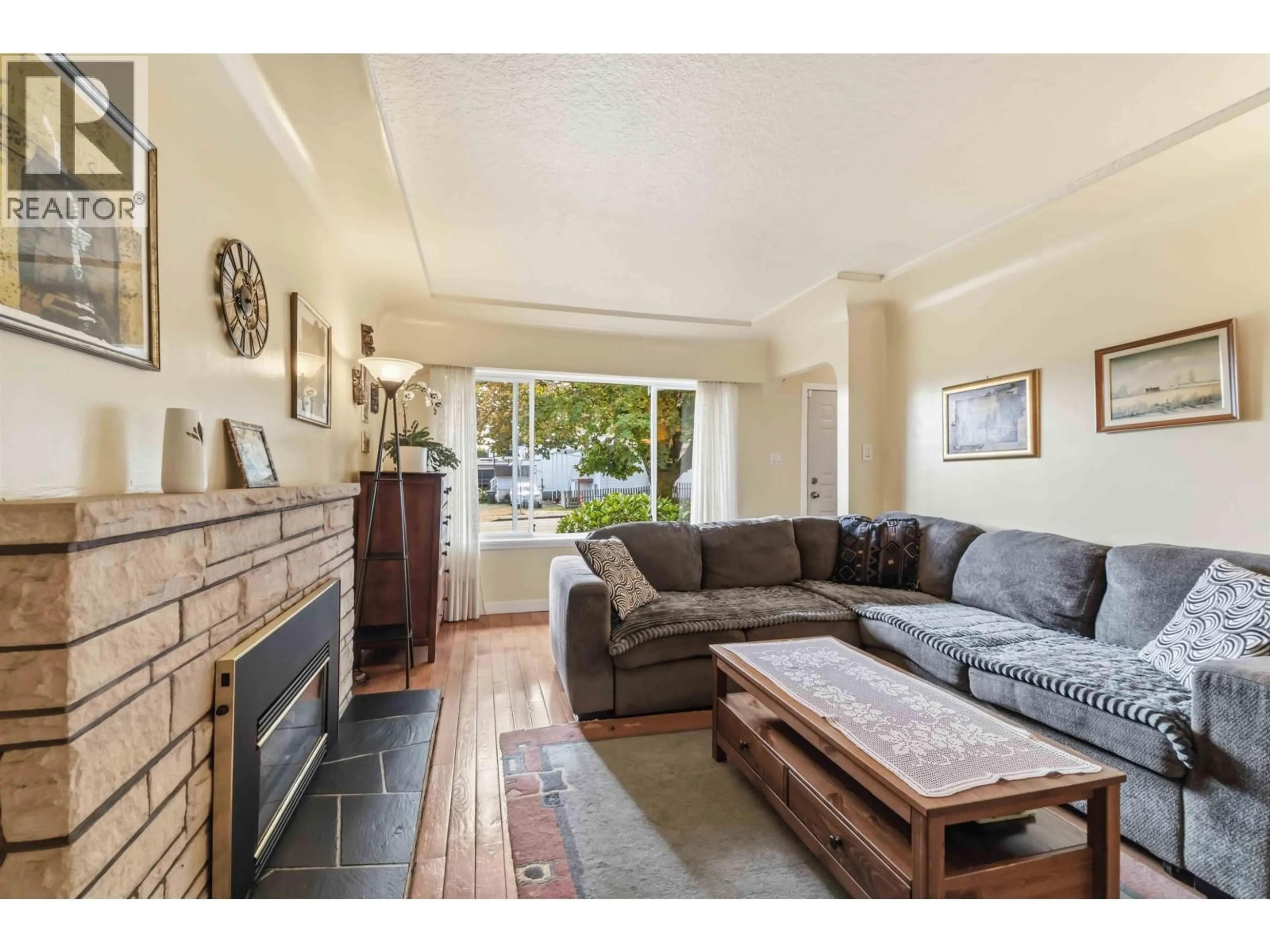Living room with furniture, unknown for 3713 KINCAID STREET, Burnaby British Columbia V5G1V4