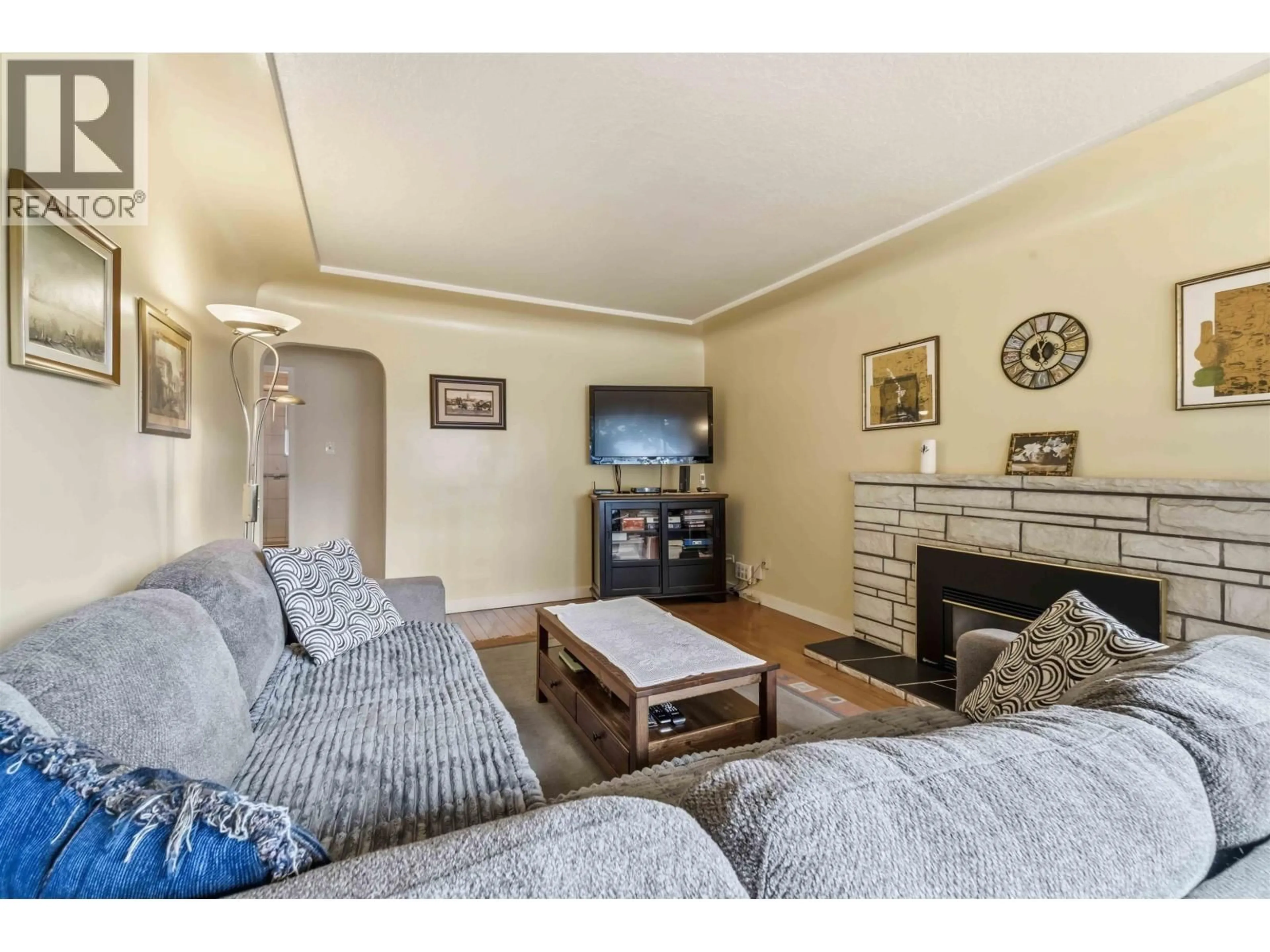 Living room with furniture, unknown for 3713 KINCAID STREET, Burnaby British Columbia V5G1V4