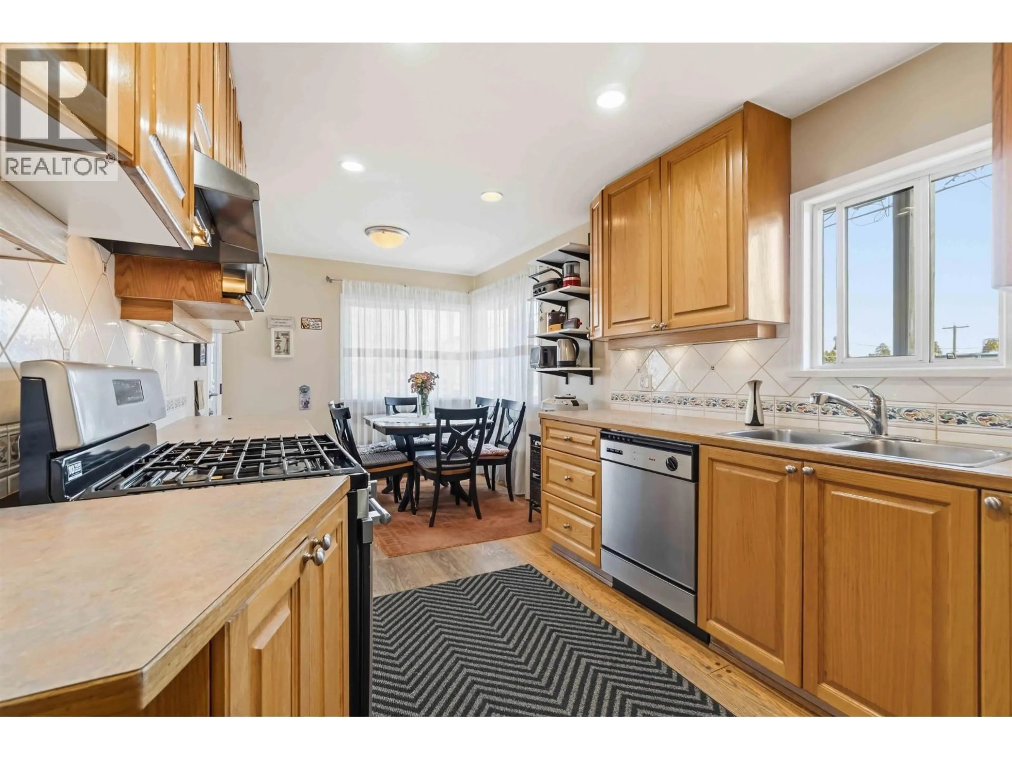 Standard kitchen, unknown for 3713 KINCAID STREET, Burnaby British Columbia V5G1V4