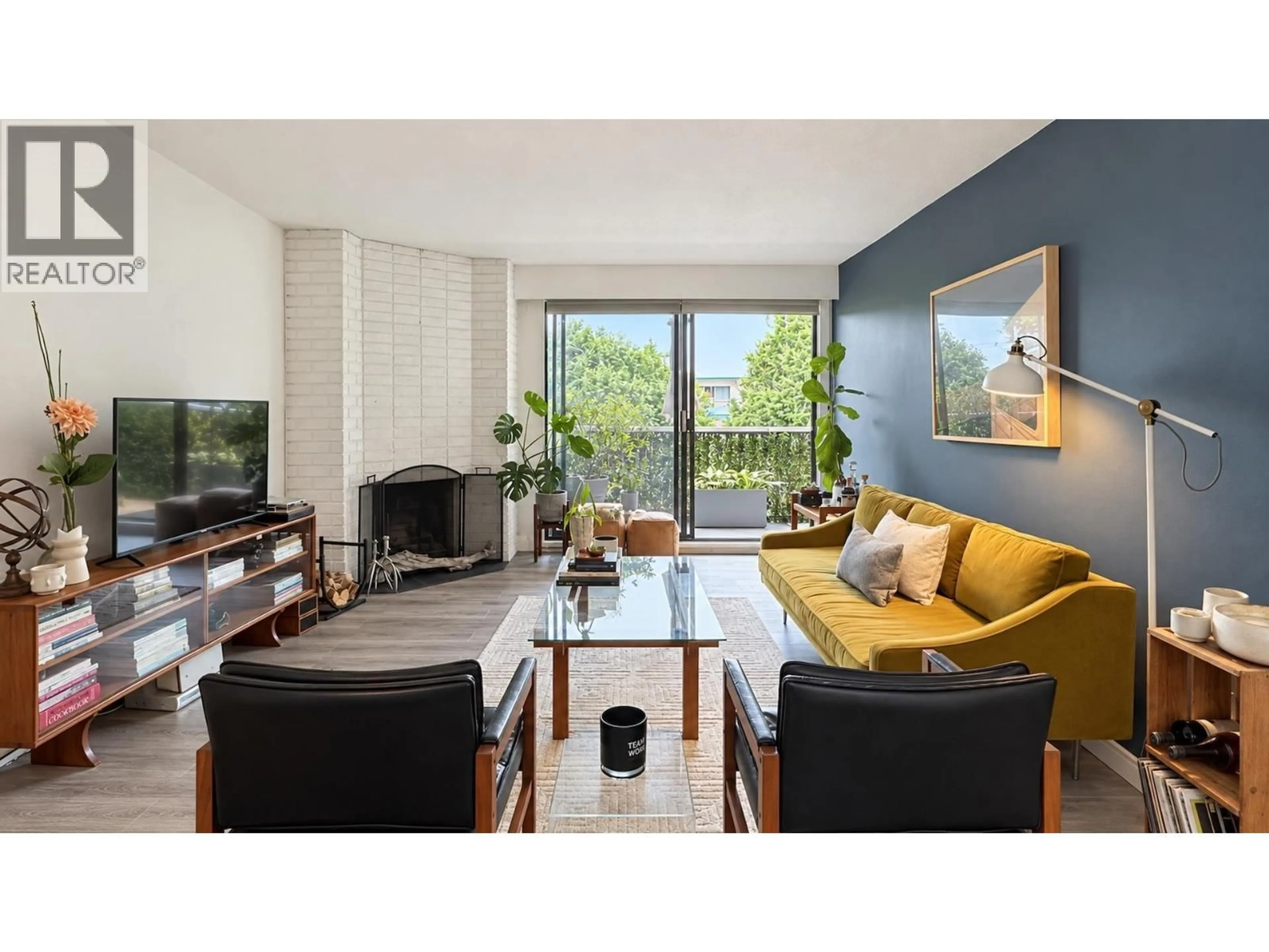 Living room with furniture, wood/laminate floor for 204 - 1610 CHESTERFIELD AVENUE, North Vancouver British Columbia V7M2N7