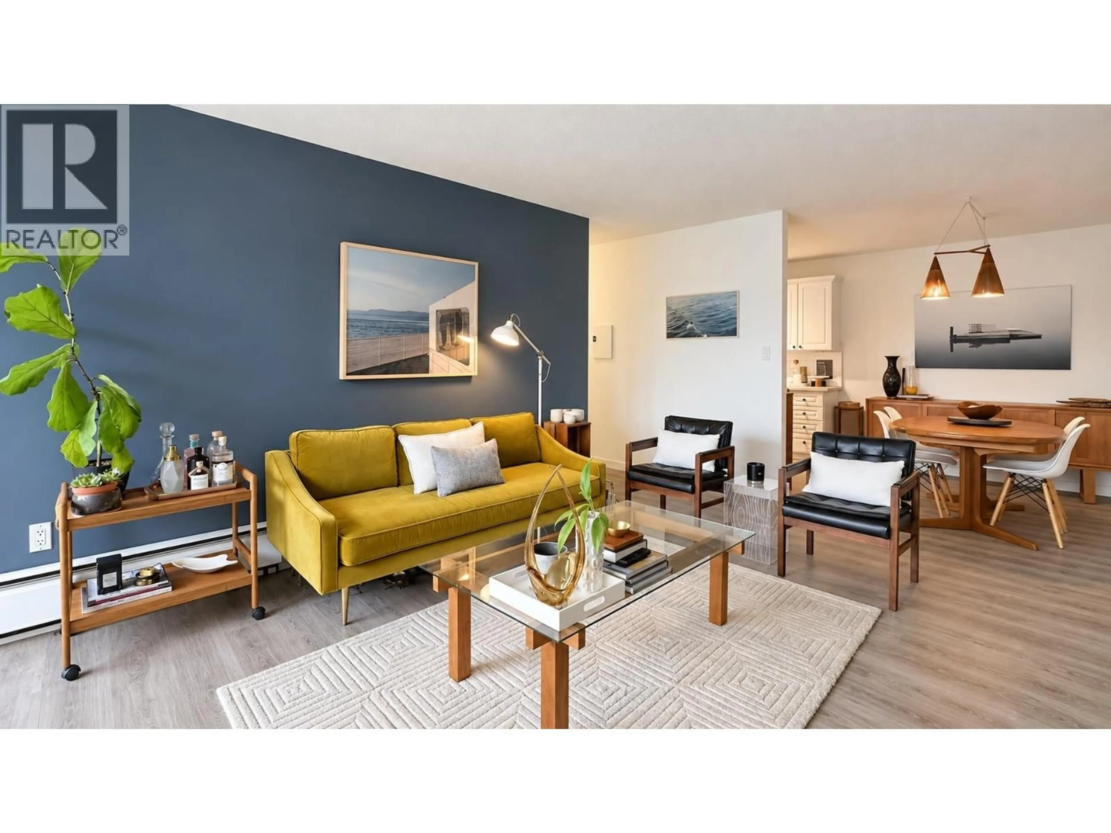 Living room with furniture, wood/laminate floor for 204 - 1610 CHESTERFIELD AVENUE, North Vancouver British Columbia V7M2N7
